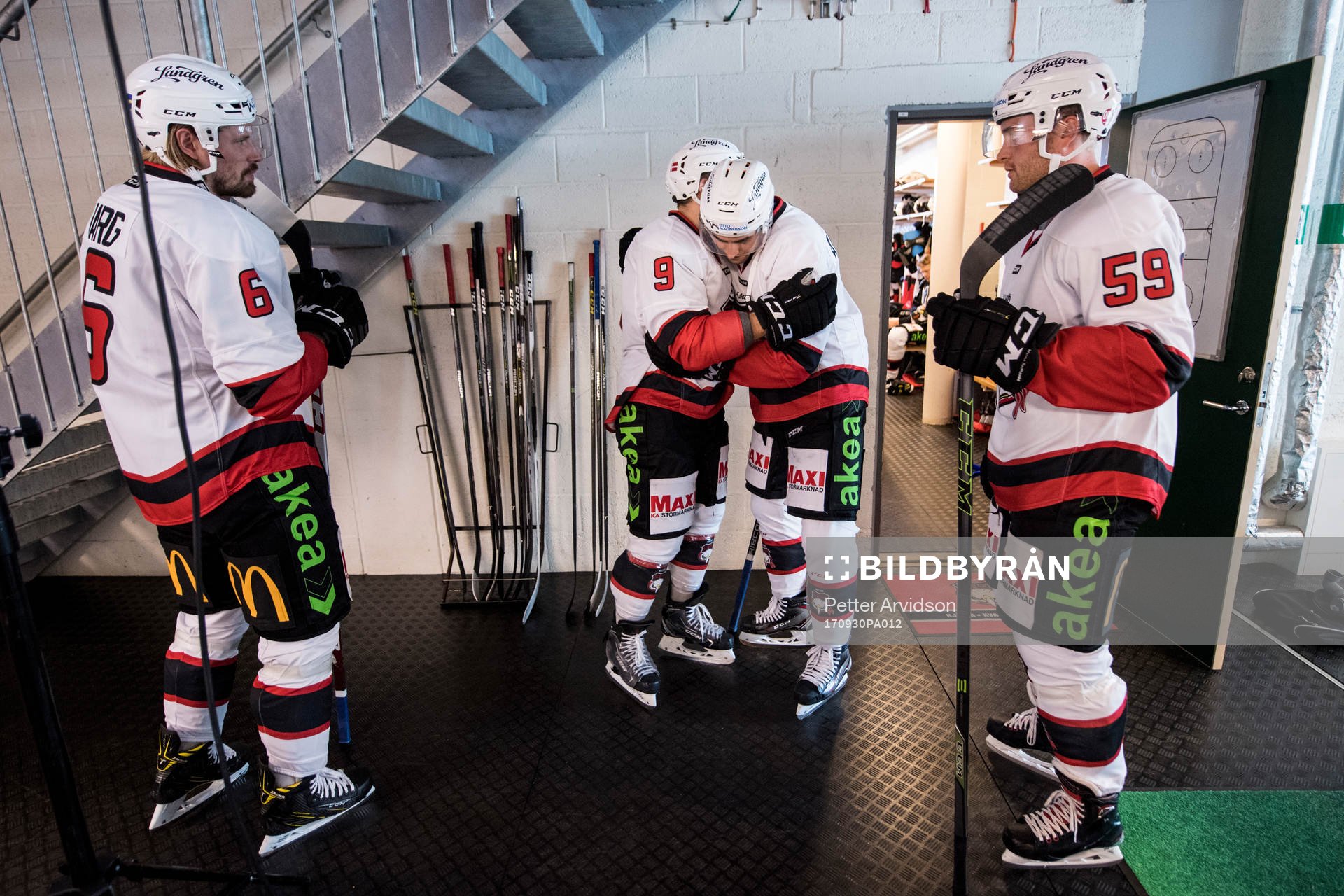 Malmö Redhawks Frederik Storm och Nils Andersson kramar om