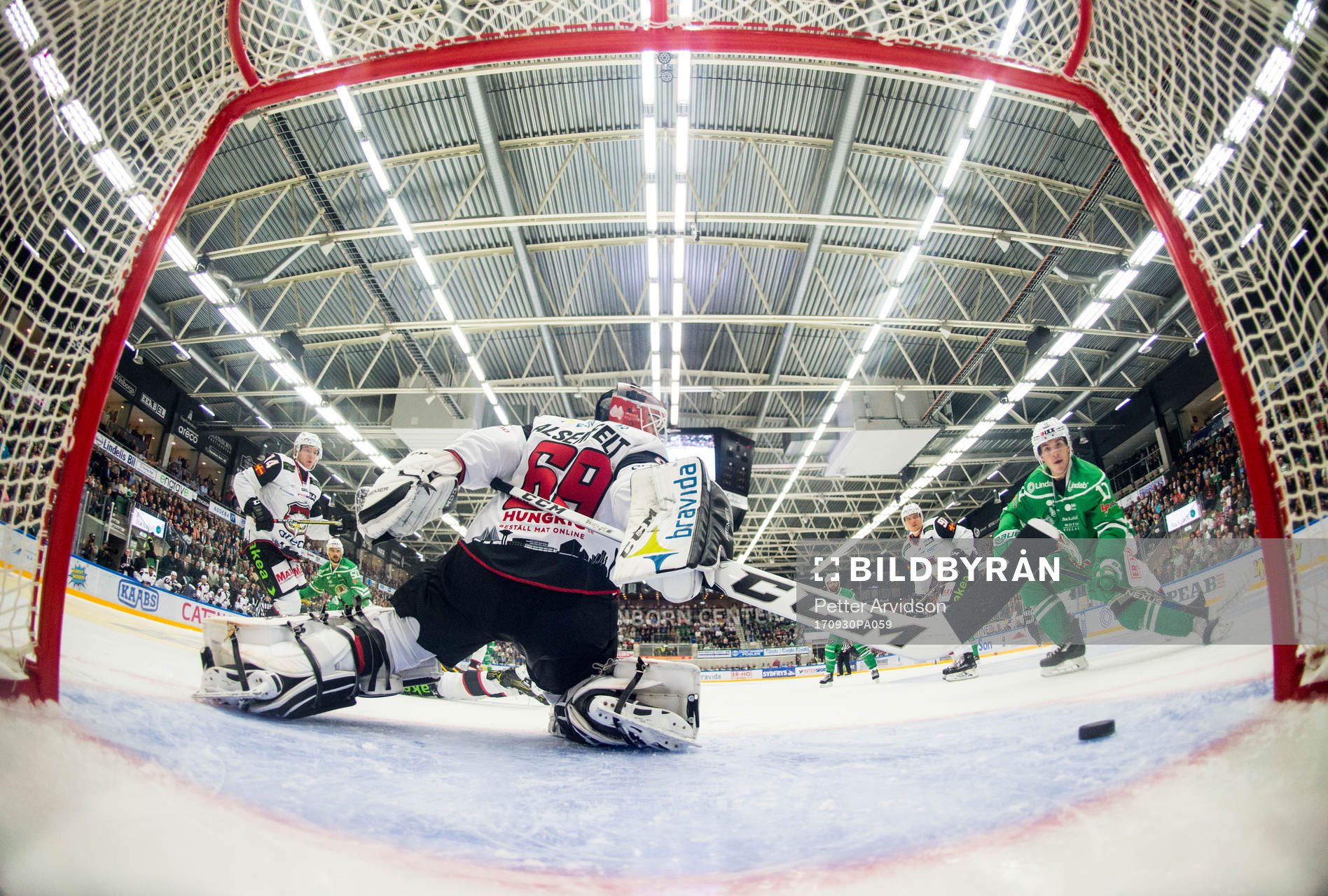 Rögles Bryan Lerg gör 3-0 bakom Malmö Redhawks målvakt