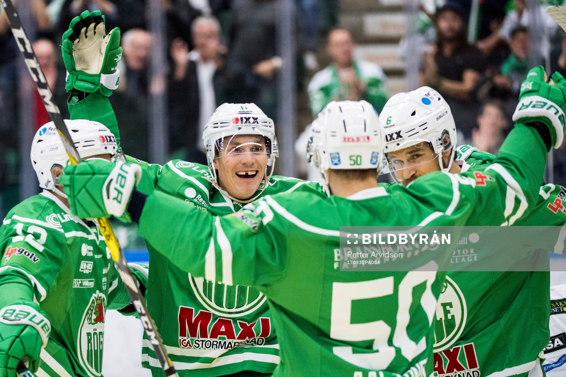 Rögles Bryan Lerg (m) jublar med lagkamraterna