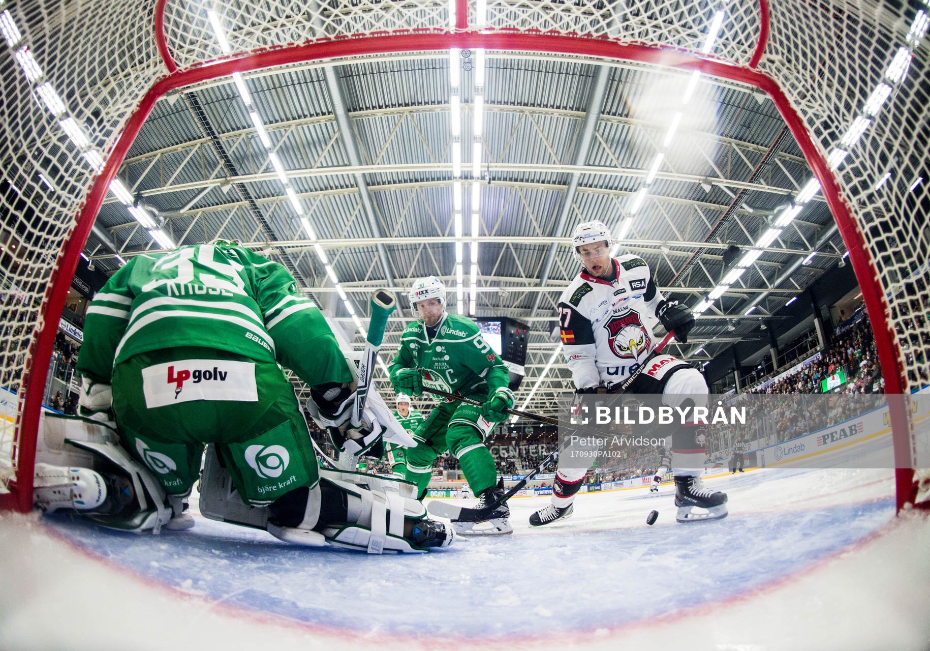 Malmö Redhawks Daniel Zaar oroar vid Rögles målvakt Emil