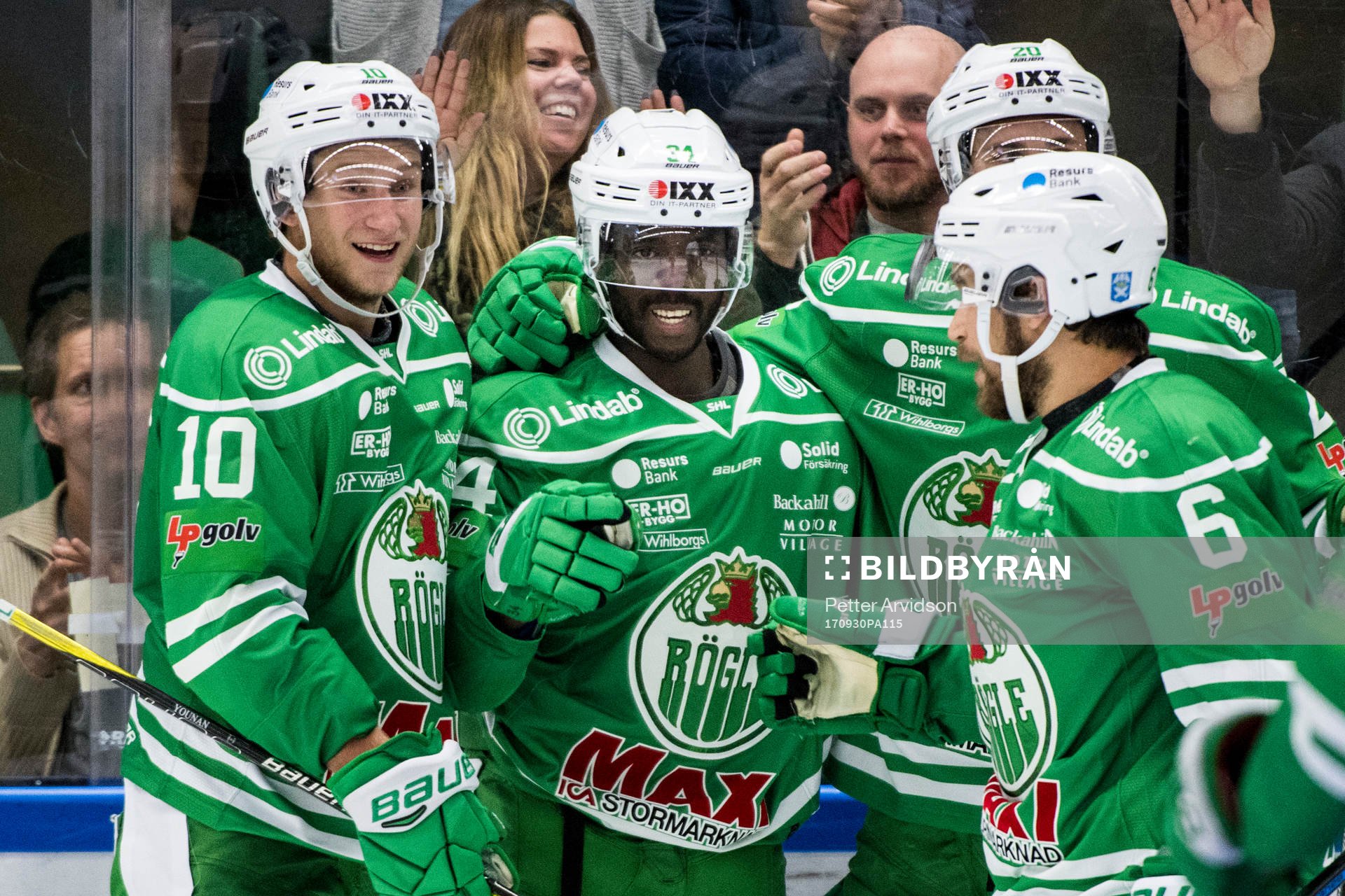 Rögles spelare jublar med Edwin Hedberg (m)