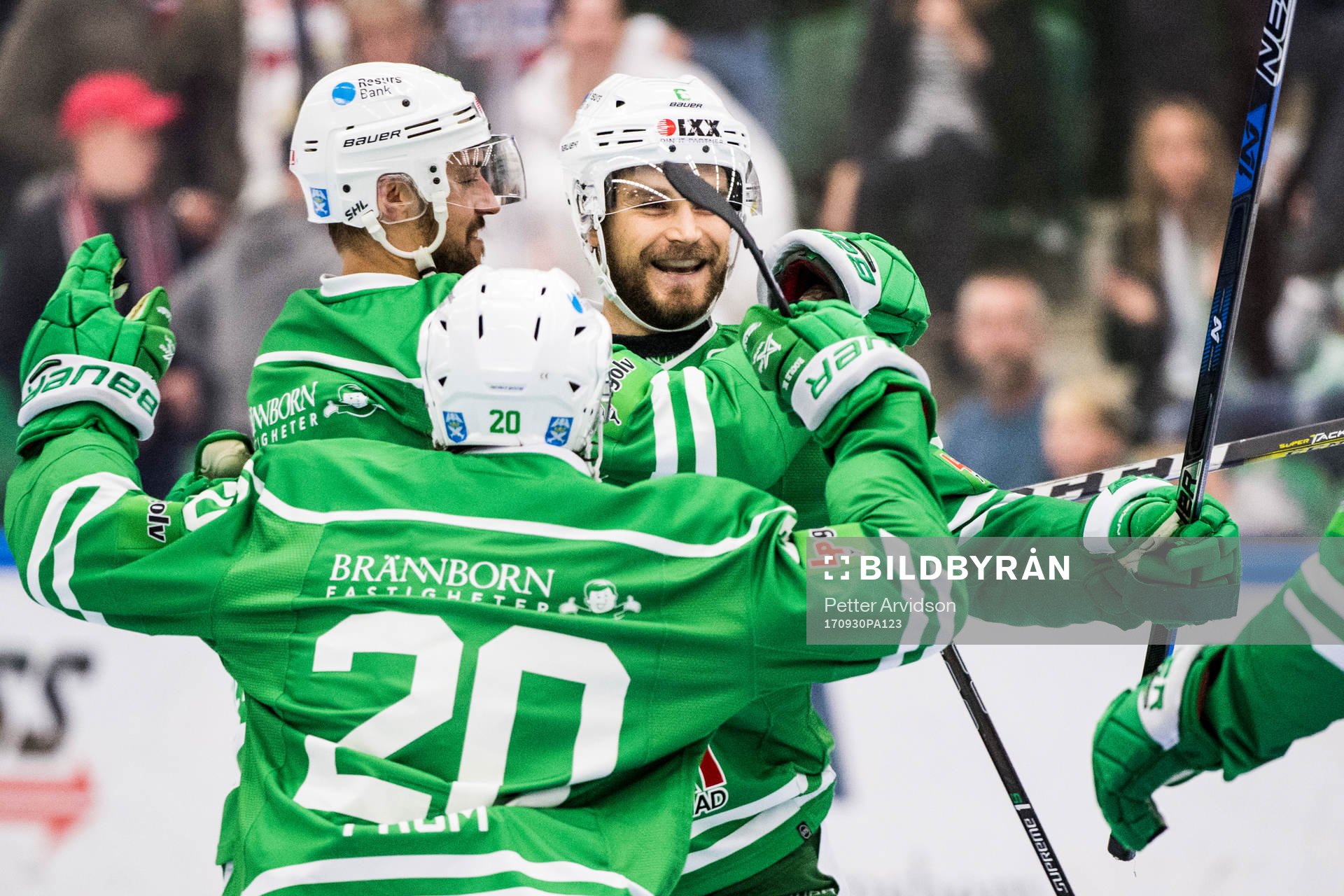 Rögles Juhamatti Aaltonen jublar med Craig Schira