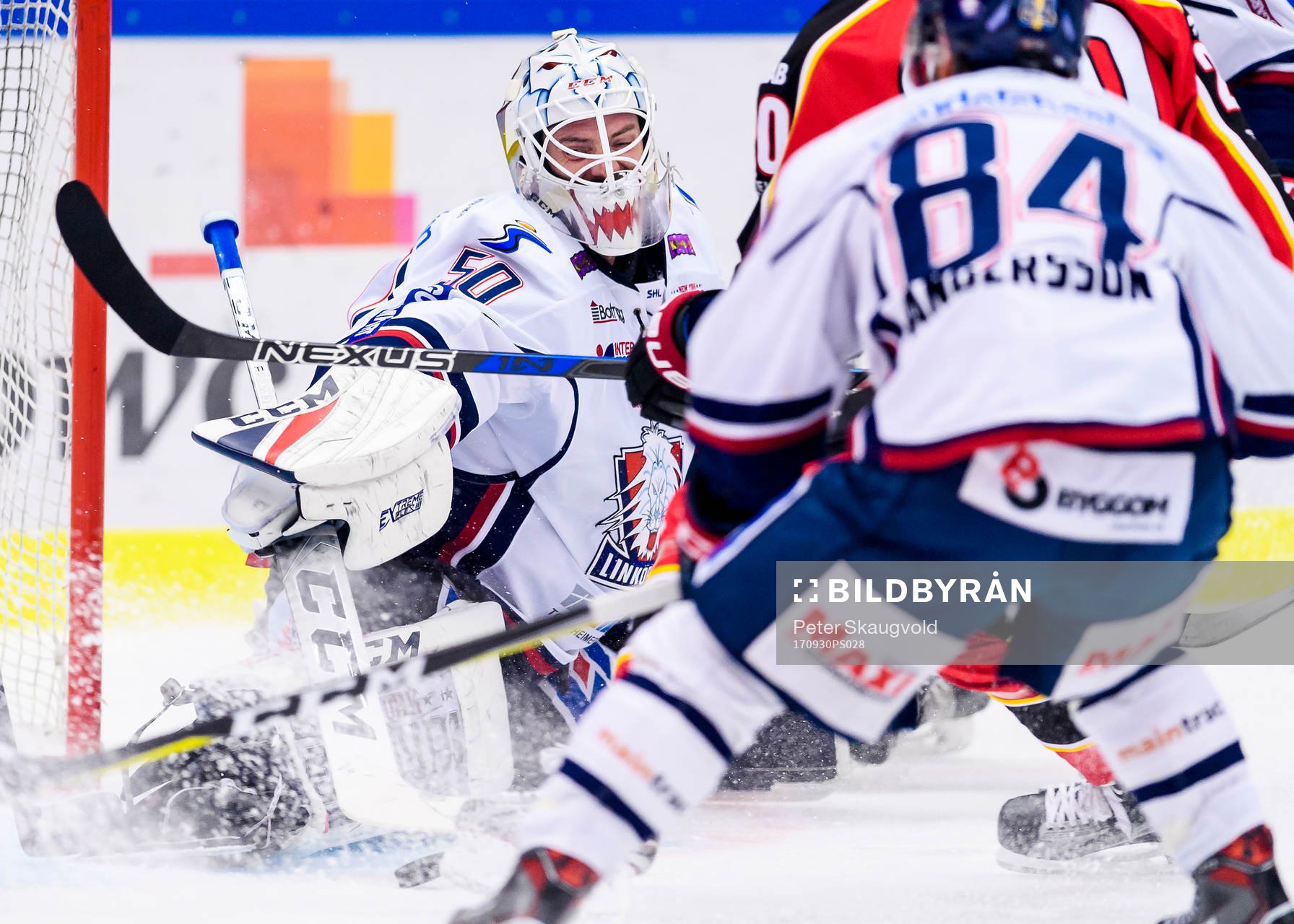 Linköpings målvakt Jonas Gustavsson räddar ett skott