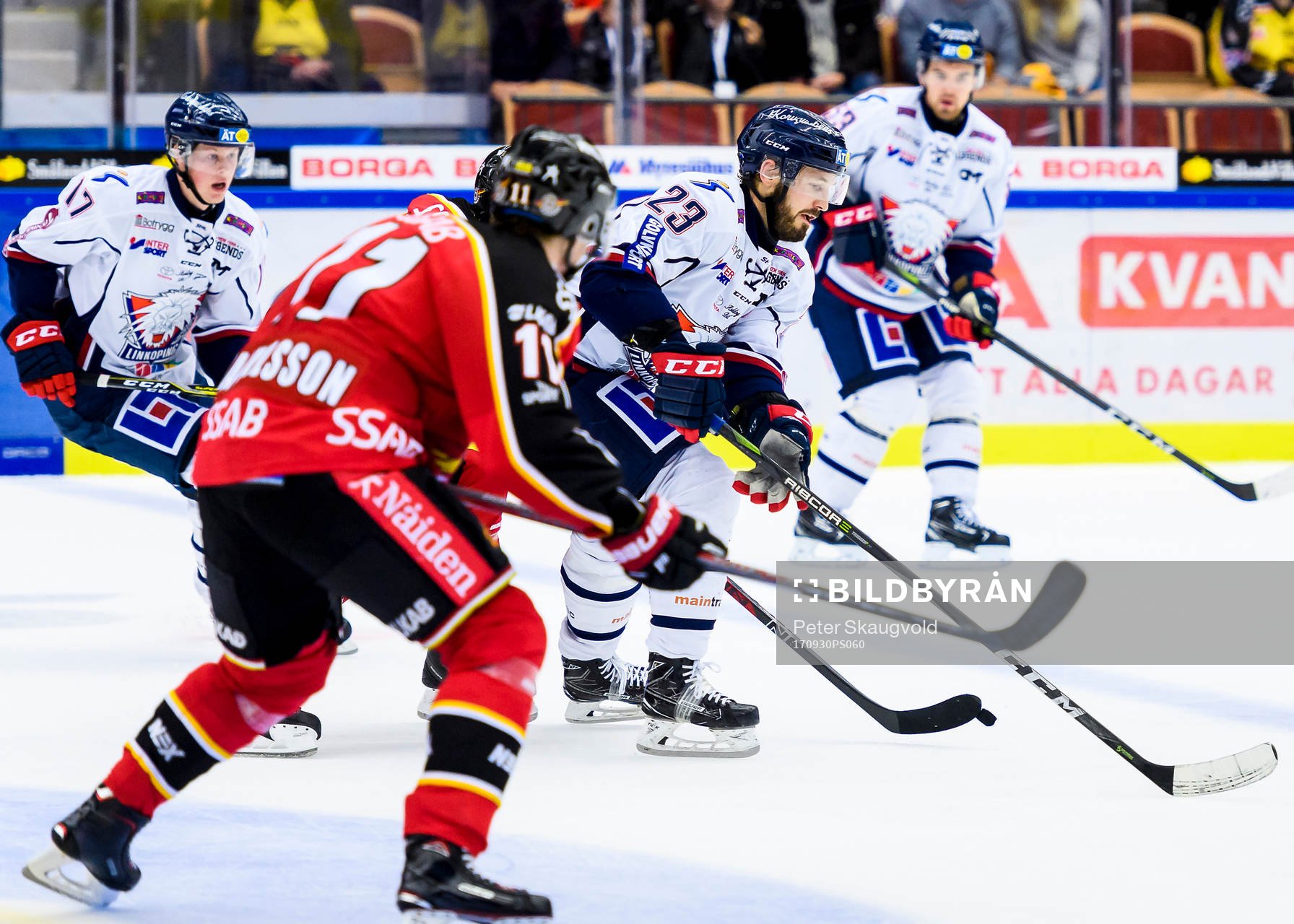 Linköpings Niklas Persson med pucken