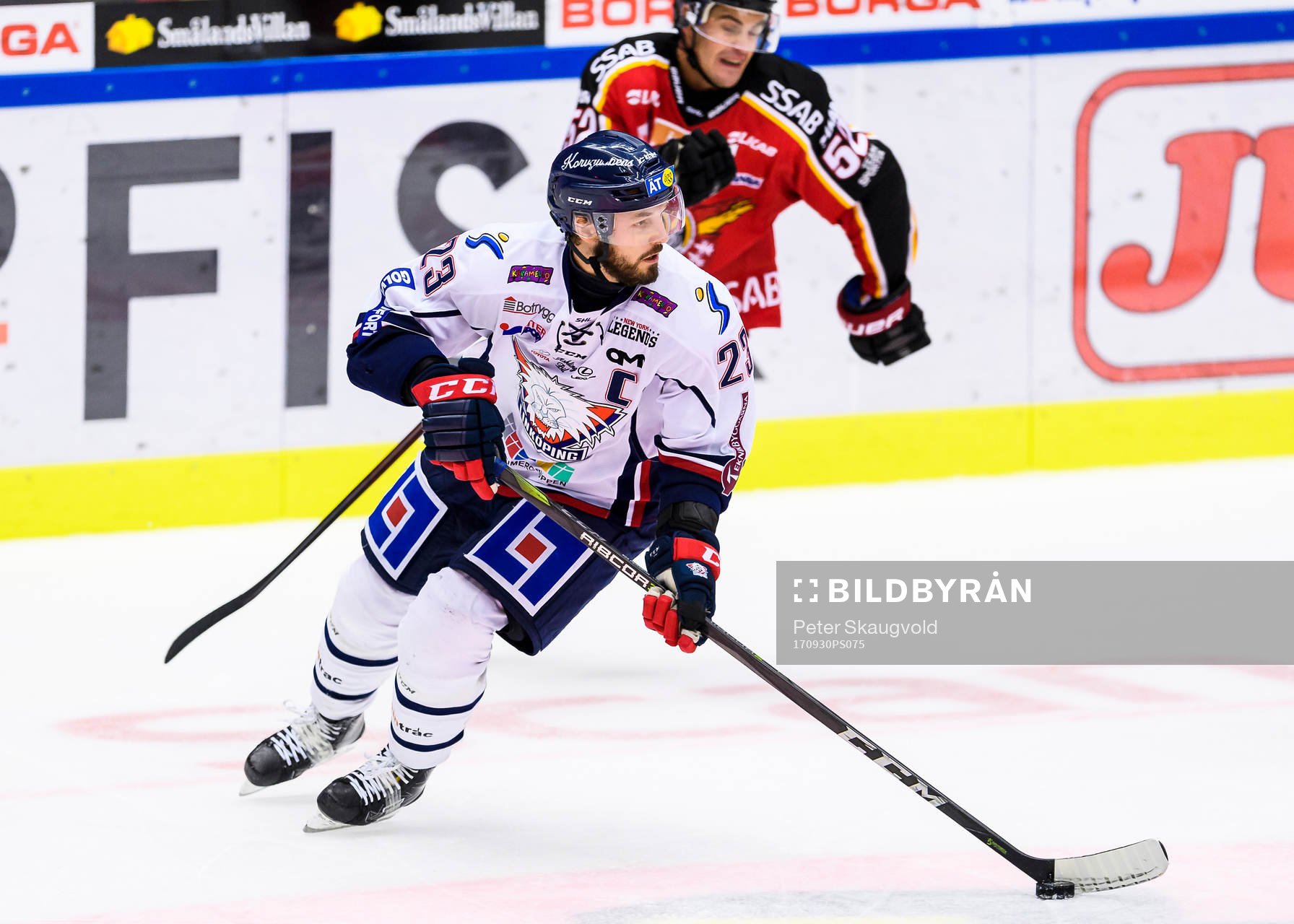 Linköpings Niklas Persson med pucken