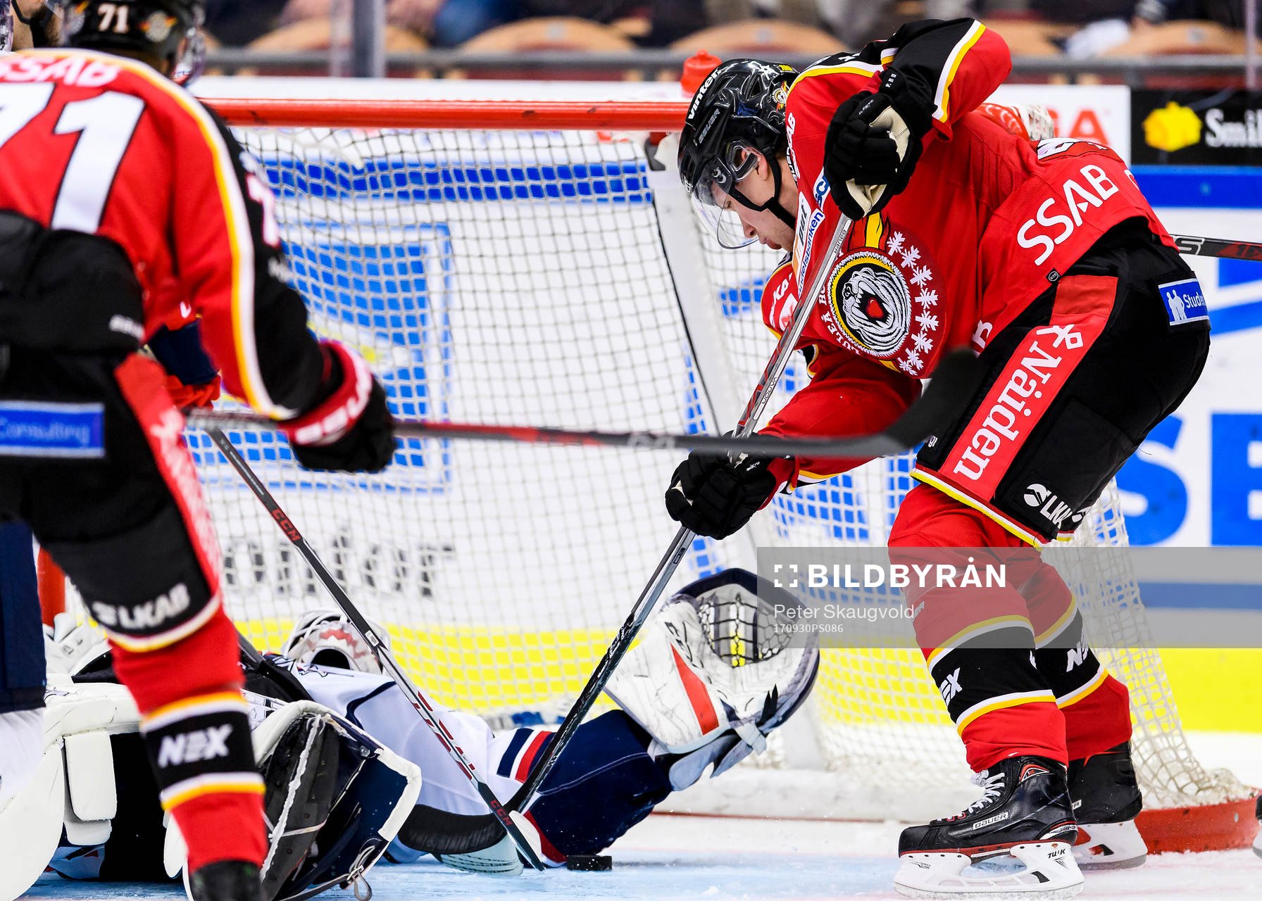 Linköpings målvakt Jonas Gustavsson räddar ett skott