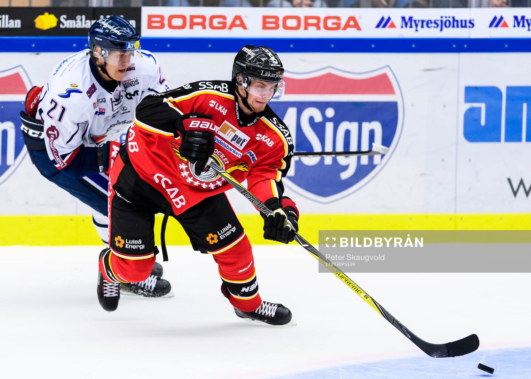 Luleås Viktor Grahn med pucken