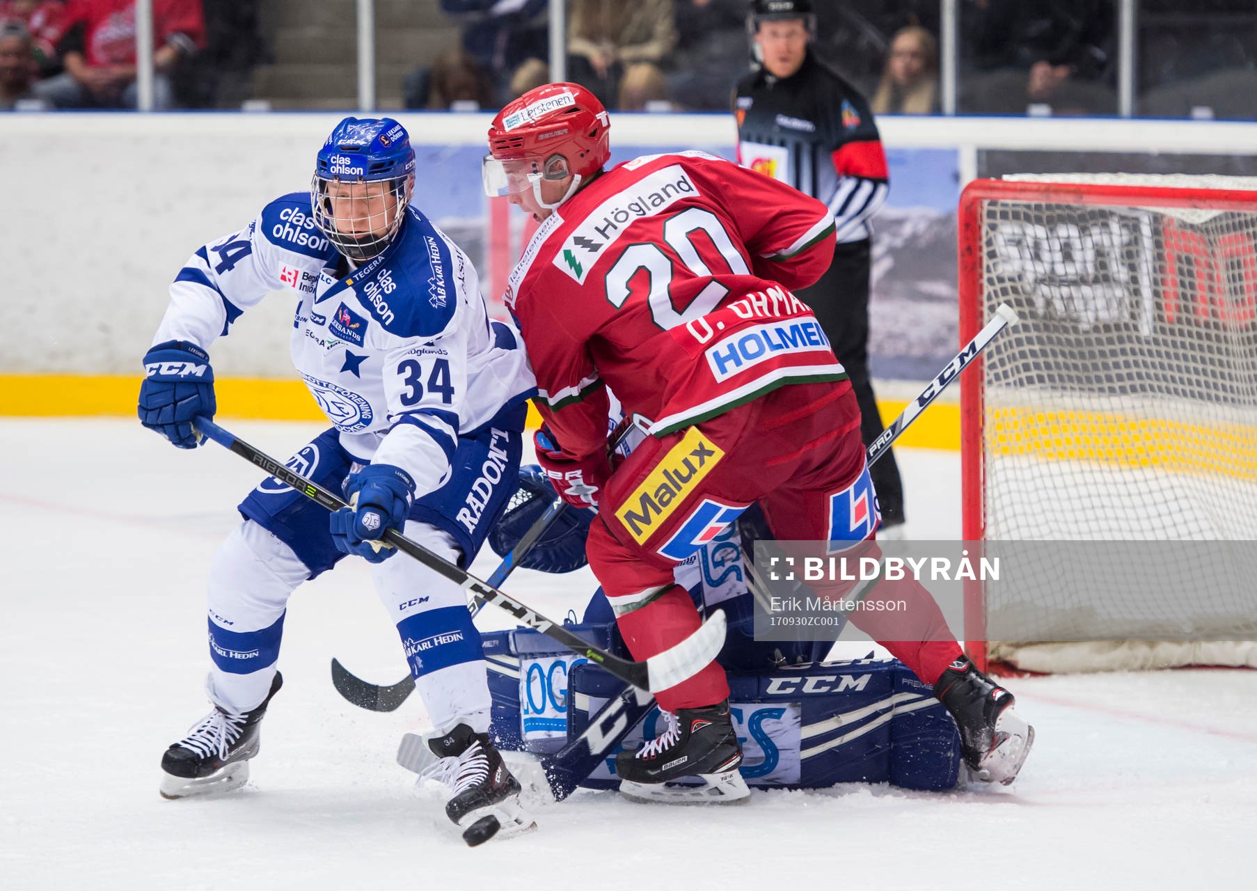 Leksands Olle Alsing och Modos Oscar Öhman i kamp om pucken