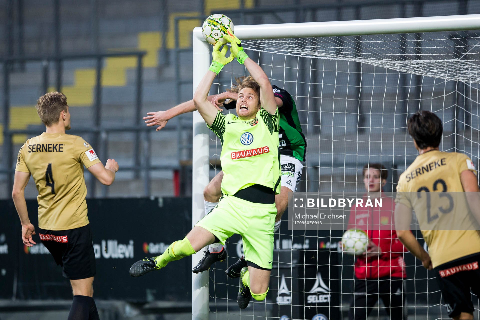Brommapojkarnas målvakt Rasmus Emanuelsson i kamp om bollen med GAIS August Wängberg under fotbollsmatchen i Superettan mellan GAIS och Brommapojkarna den 30 september 2017 i Göteborg.