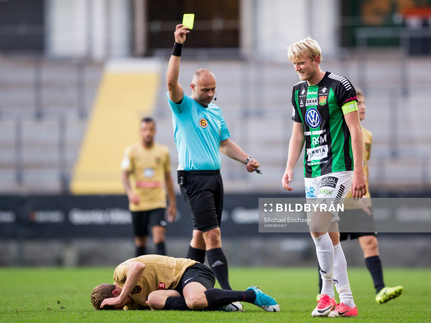 GAIS Carl Nyström får en varning av domare Robert Daradic