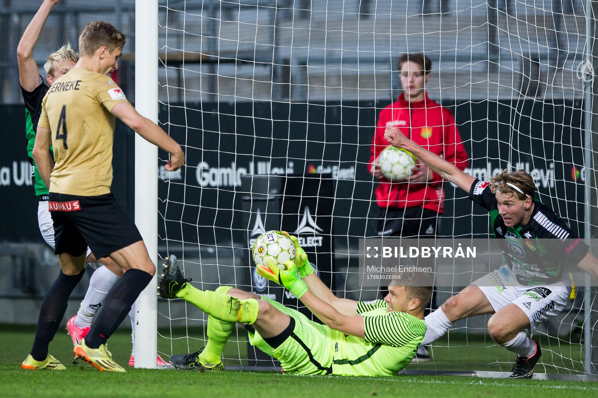 Brommapojkarnas målvakt Rasmus Emanuelsson räddar bollen på mållinjen i kamp med GAIS August Wängberg under fotbollsmatchen i Superettan mellan GAIS och Brommapojkarna den 30 september 2017 i Göteborg.