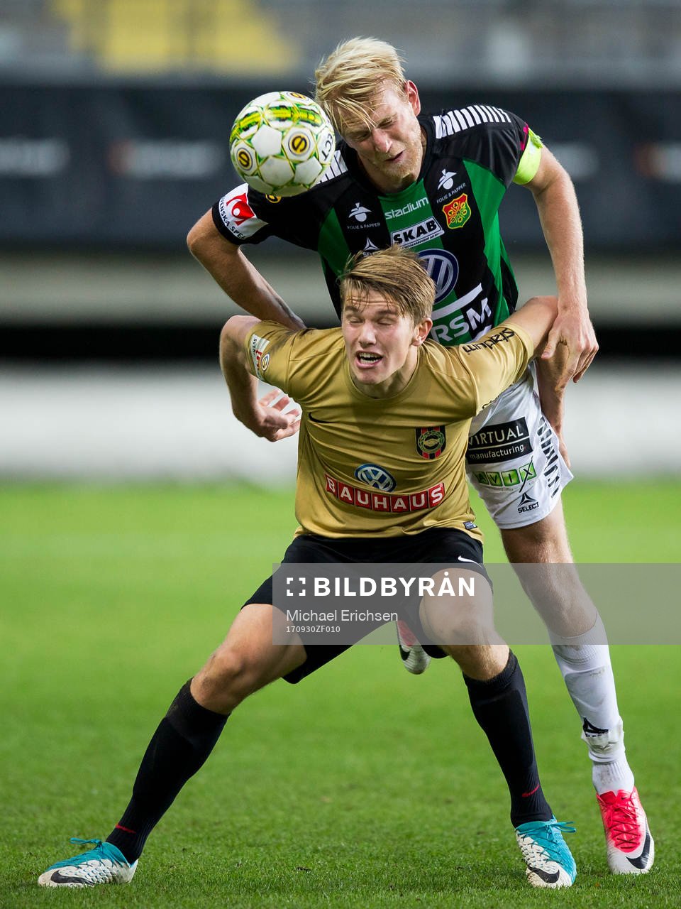 Brommapojkarnas Viktor Gyökeres i kamp med GAIS Carl Nyström under fotbollsmatchen i Superettan mellan GAIS och Brommapojkarna den 30 september 2017 i Göteborg.