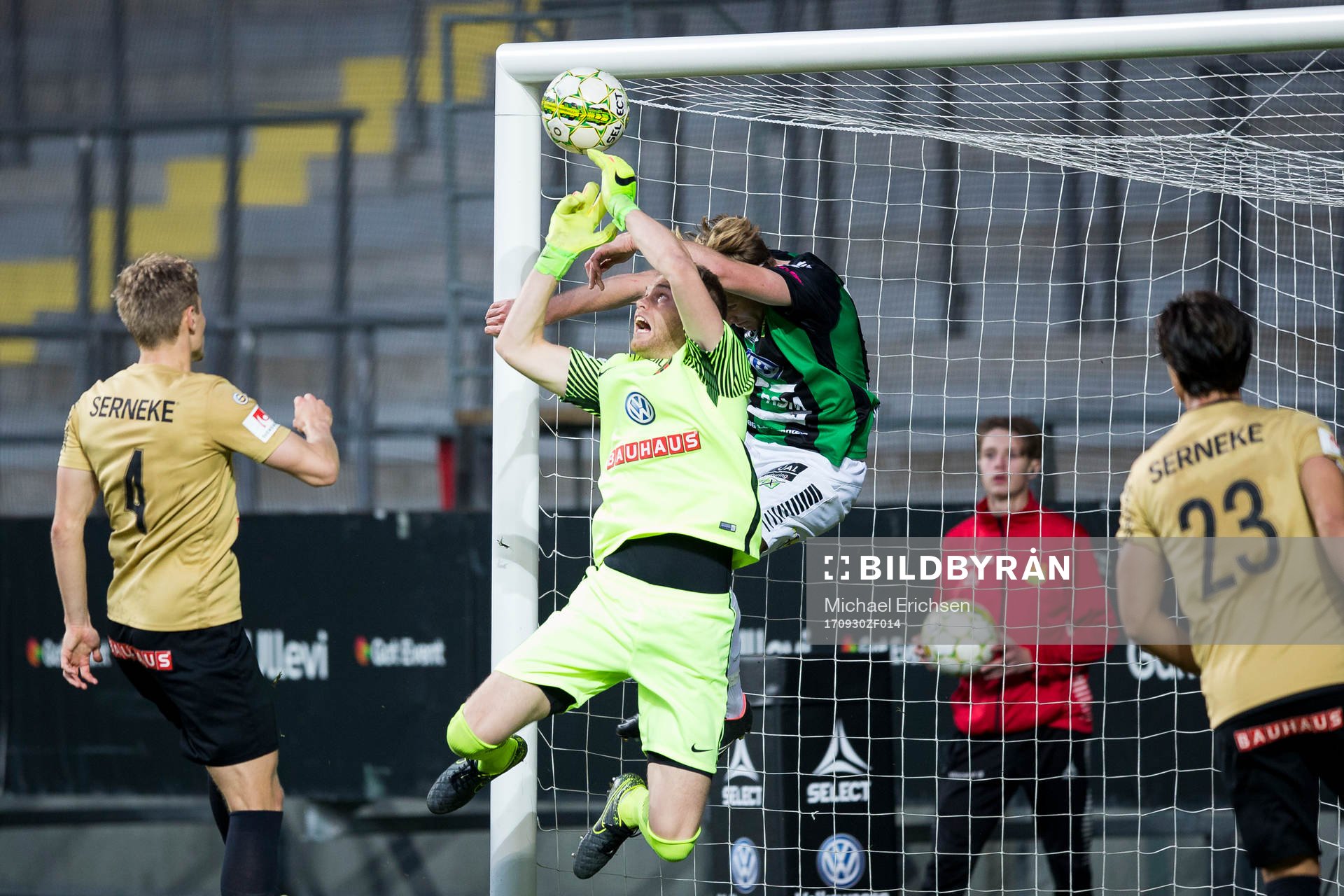Brommapojkarnas målvakt Rasmus Emanuelsson i kamp om