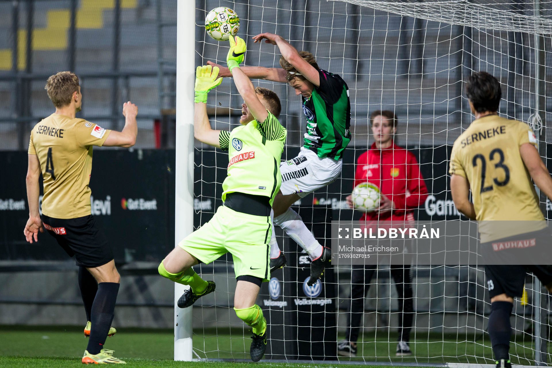 Brommapojkarnas målvakt Rasmus Emanuelsson i kamp om bollen med GAIS August Wängberg under fotbollsmatchen i Superettan mellan GAIS och Brommapojkarna den 30 september 2017 i Göteborg.
