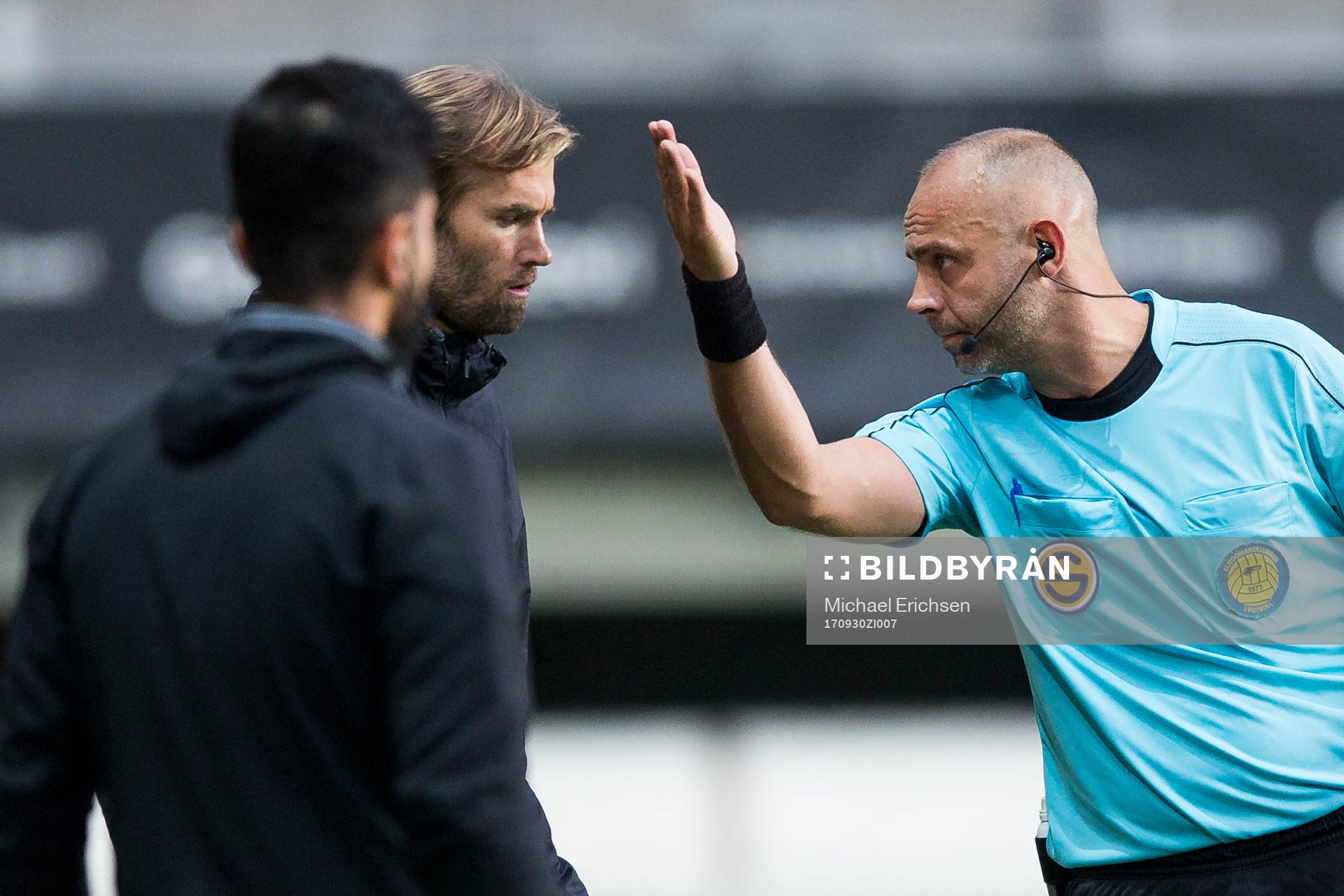 Brommapojkarnas tränare Olof Mellberg blir uppvisad på