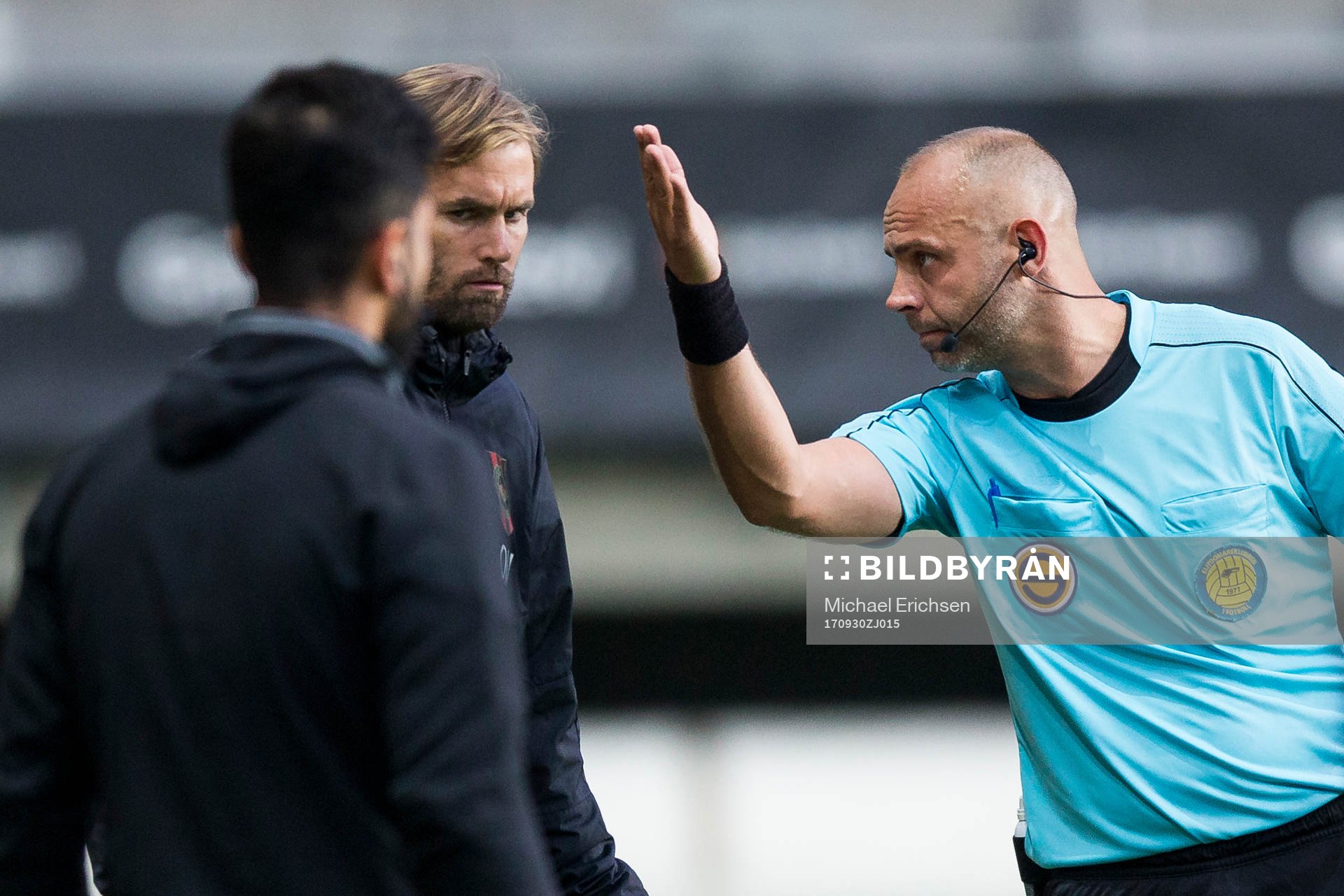 Brommapojkarnas tränare Olof Mellberg blir uppvisad på