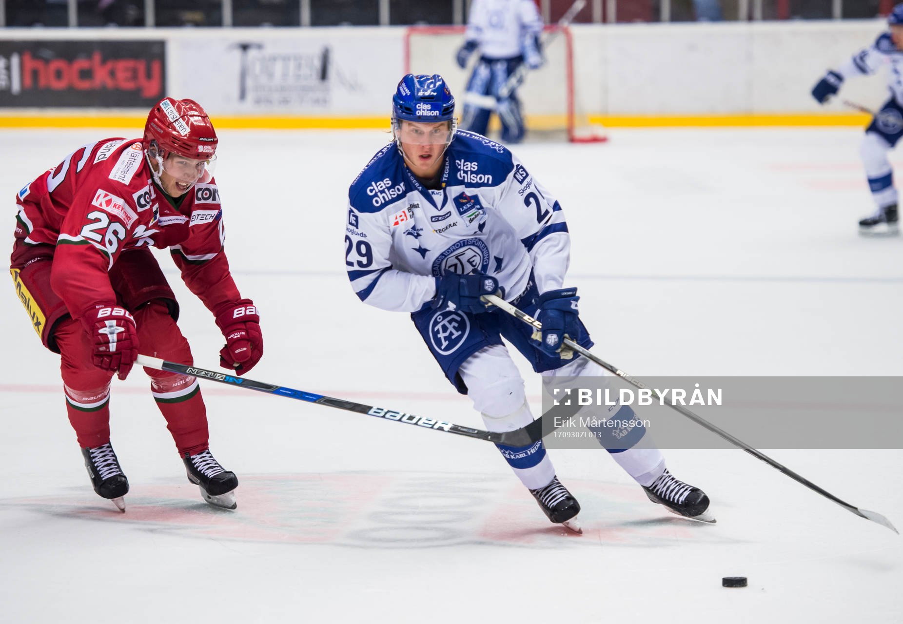 Modos Emil Alba och Leksands David Åslin i kamp om pucken