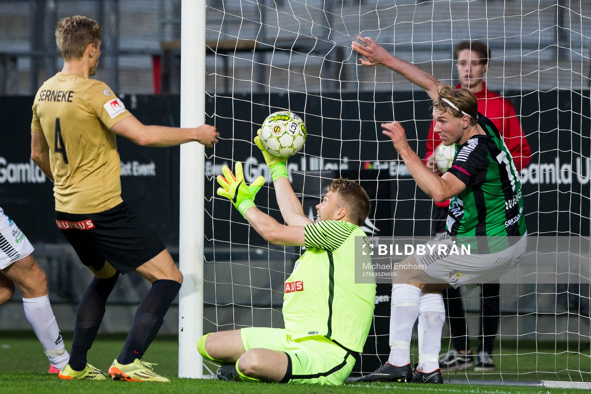 Brommapojkarnas målvakt Rasmus Emanuelsson räddar bollen