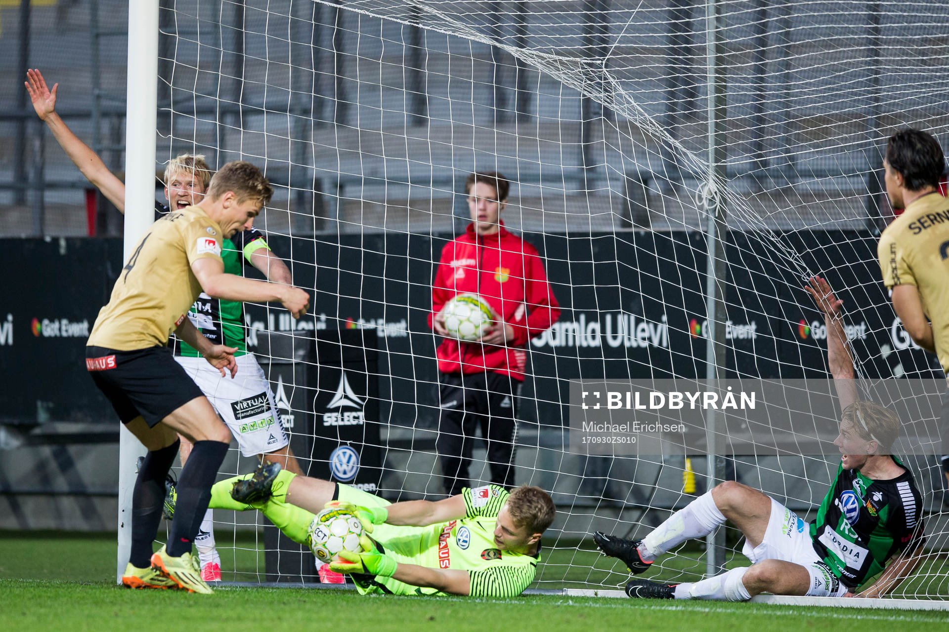 Brommapojkarnas målvakt Rasmus Emanuelsson räddar bollen