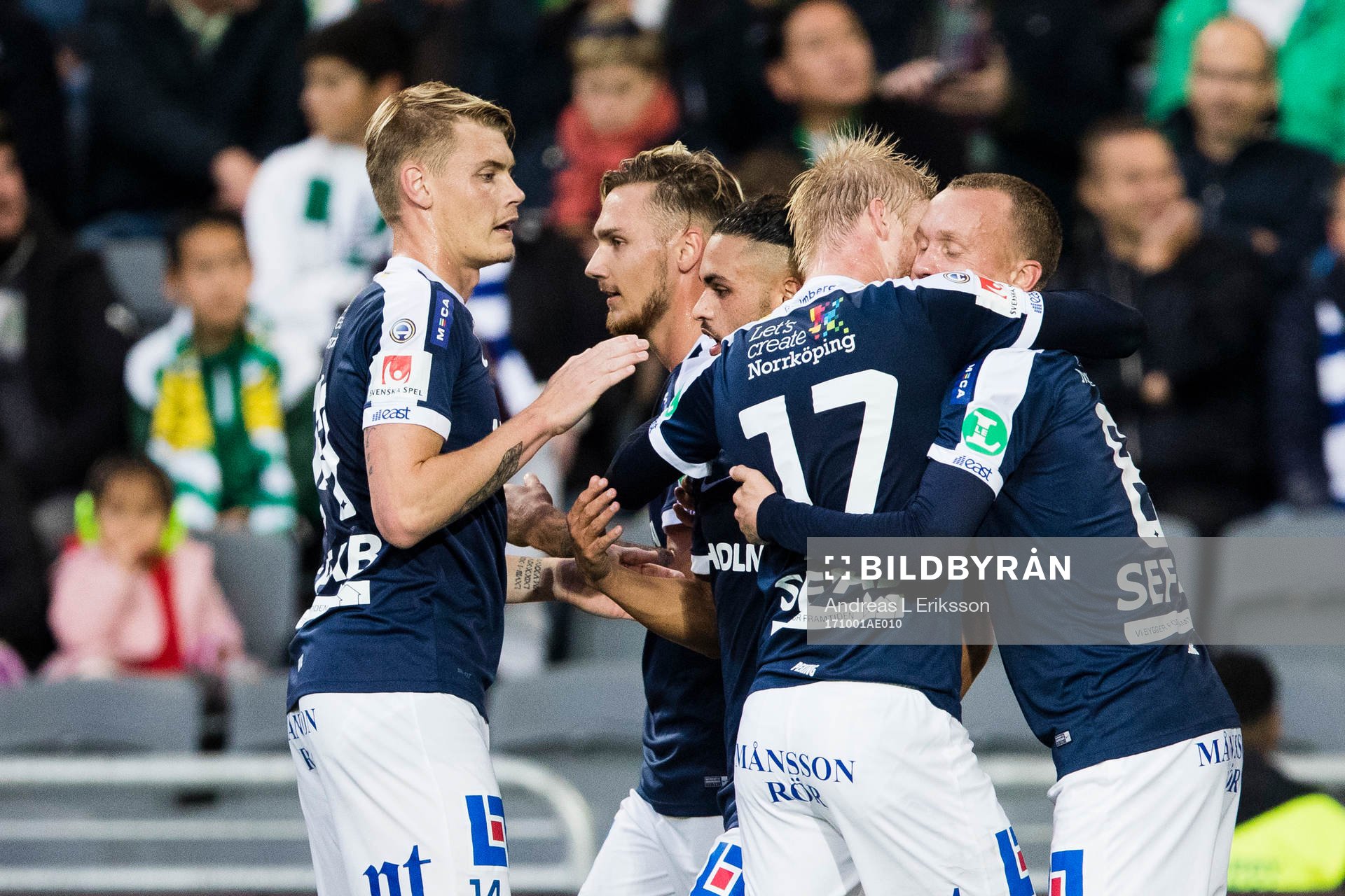 Norrköpings Eric Smith, Karl Holmberg och Gudmundur Thorarinsson jublar efter att Thorarinsson gjort 0-2 för Norrköping under fotbollsmatchen i Allsvenskan mellan Hammarby och Norrköping den 1 oktober 2017 i Stockholm.