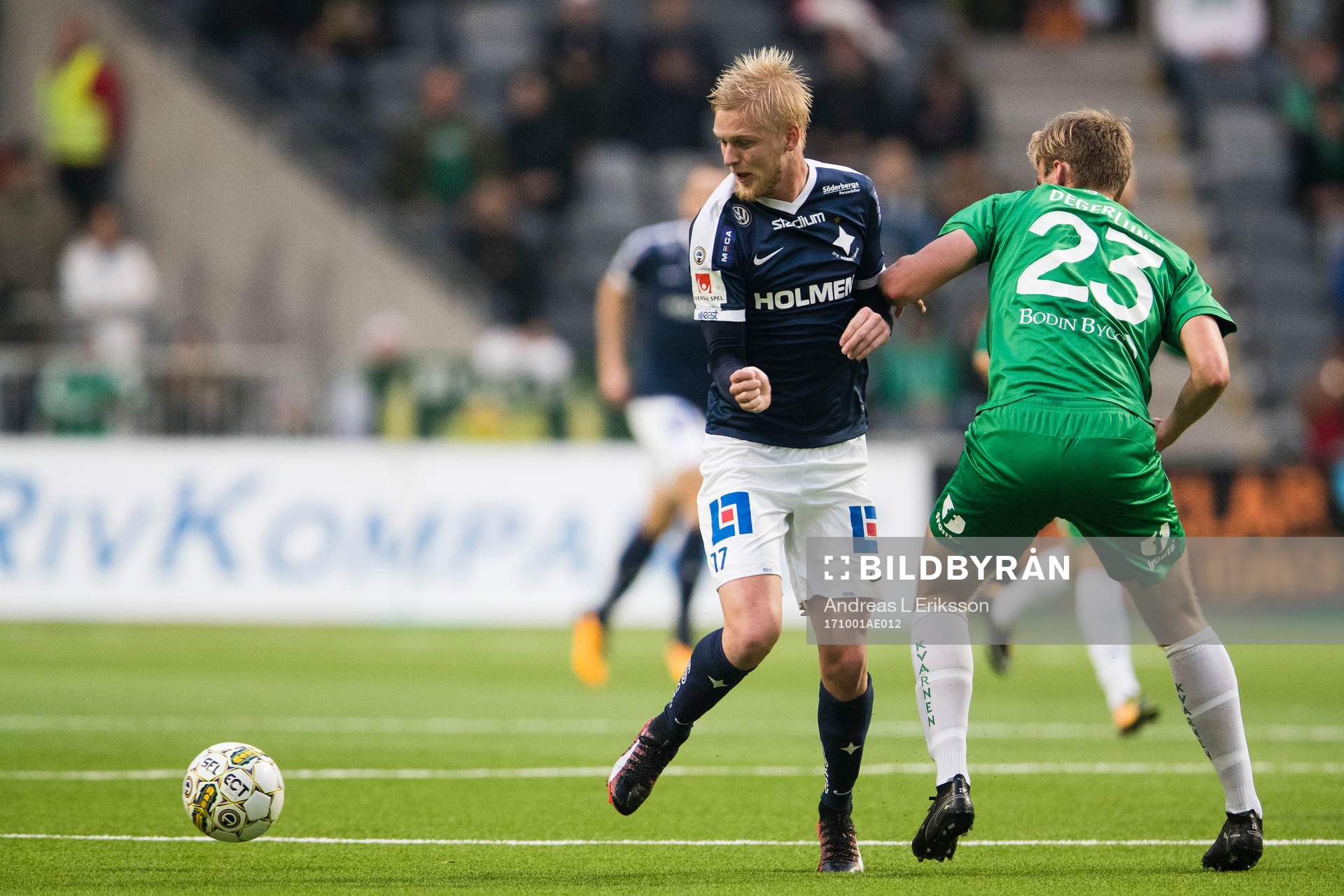 Norrköpings Karl Holmberg i kamp om bollen med Hammarbys Marcus Degerlund under fotbollsmatchen i Allsvenskan mellan Hammarby och Norrköping den 1 oktober 2017 i Stockholm.