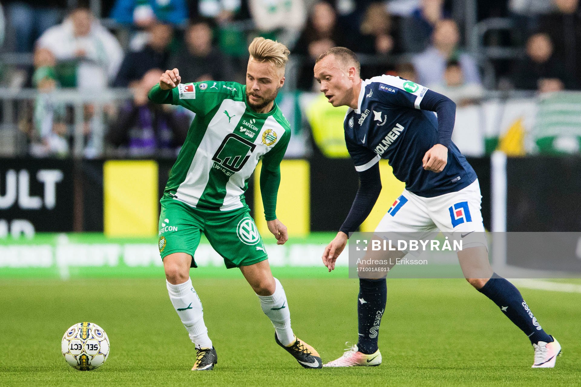 Hammarbys Sander Svendsen i kamp om bollen med Norrköpings
