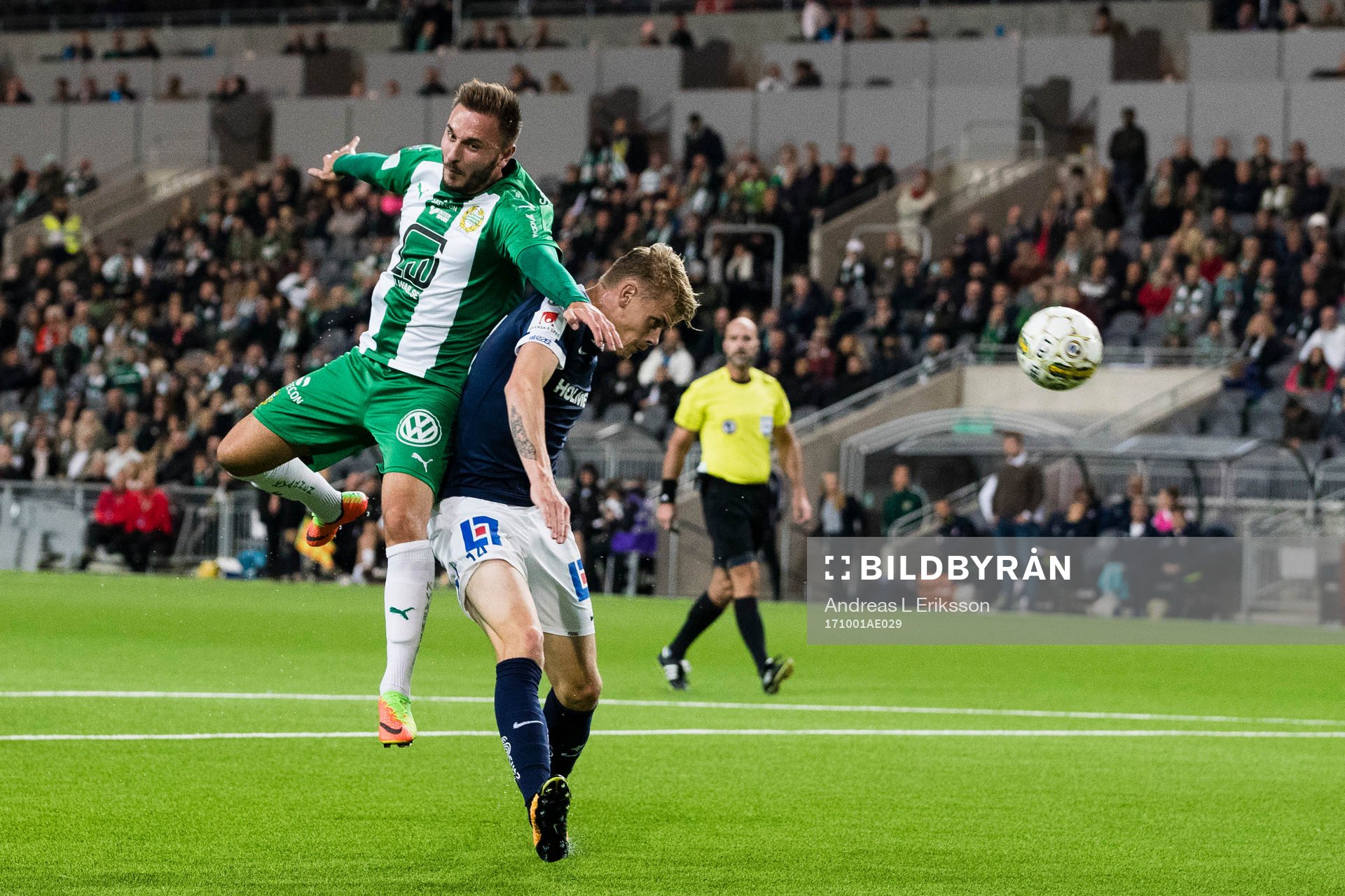 Hammarbys Muamer Tankovic i en nickduell med Norrköpings