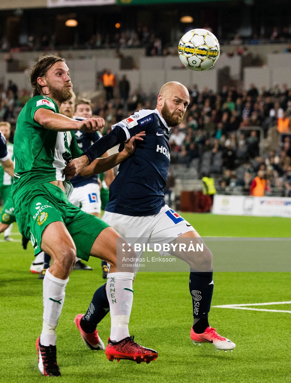 Norrköpings Daniel Sjölund håller undan Hammarbys Björn