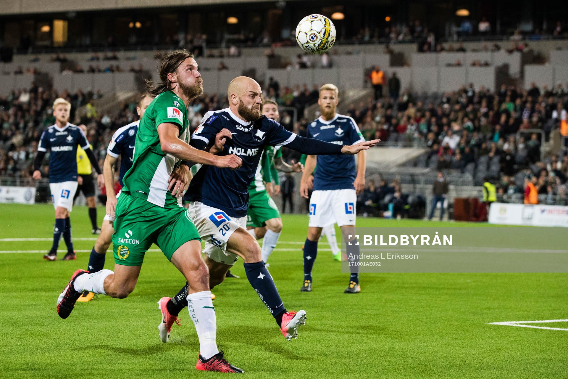 Norrköpings Daniel Sjölund håller undan Hammarbys Björn Paulsen under fotbollsmatchen i Allsvenskan mellan Hammarby och Norrköping den 1 oktober 2017 i Stockholm.