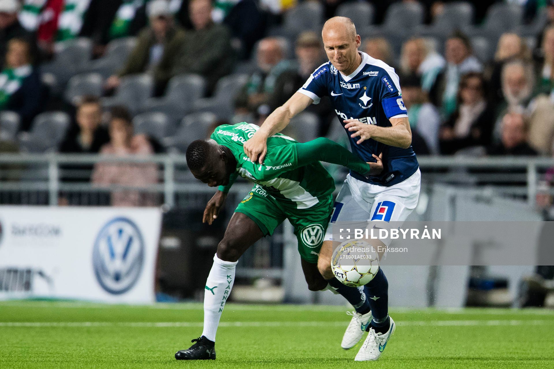 Hammarbys Pa Amat Dibba i kamp om bollen med Norrköpings