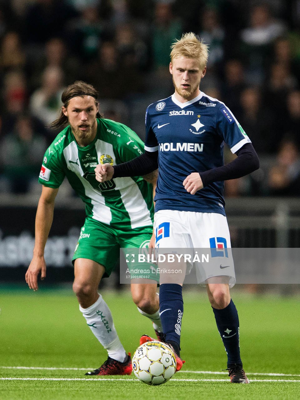 Hammarbys Björn Paulsen jagar Norrköpings Karl Holmberg
