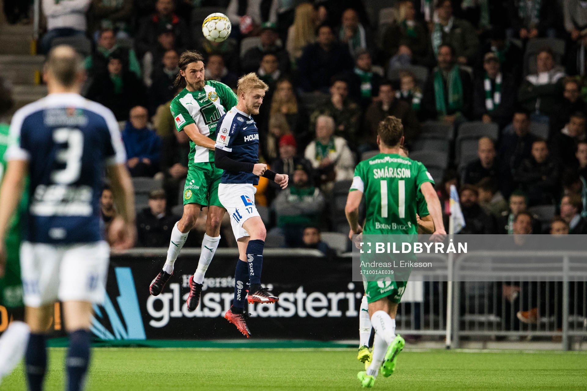 Hammarbys Björn Paulsen i en nickduell med Norrköpings