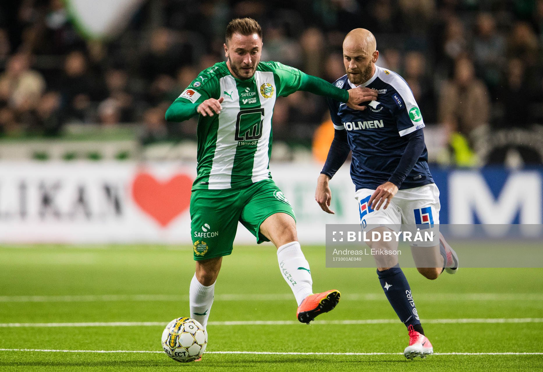 Hammarbys Muamer Tankovic i kamp om bollen med Norrköpings
