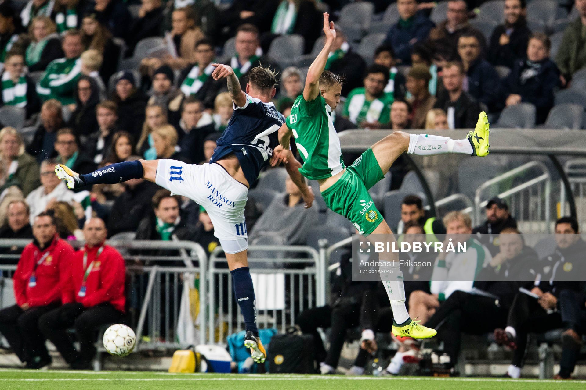 Norrköpings Linus Wahlqvist i en nickduell med Hammarbys
