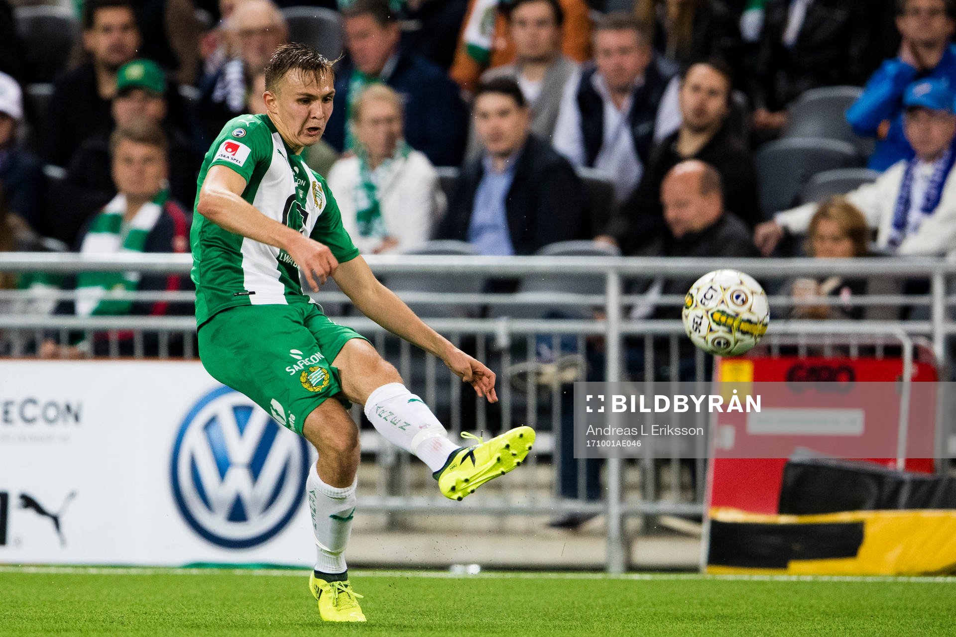 Hammarbys Oscar Krusnell med ett inlägg