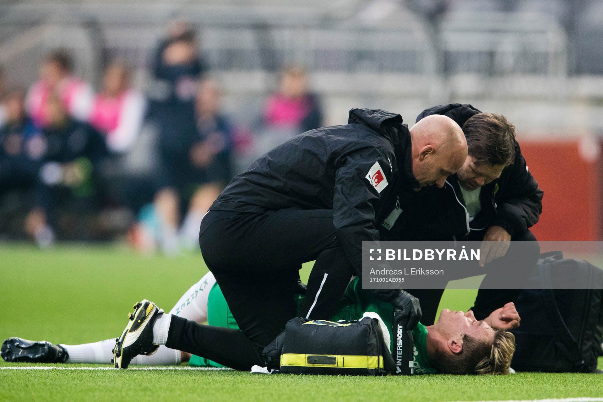 Hammarbys Marcus Degerlund blir omhändertagen av Hammarbys