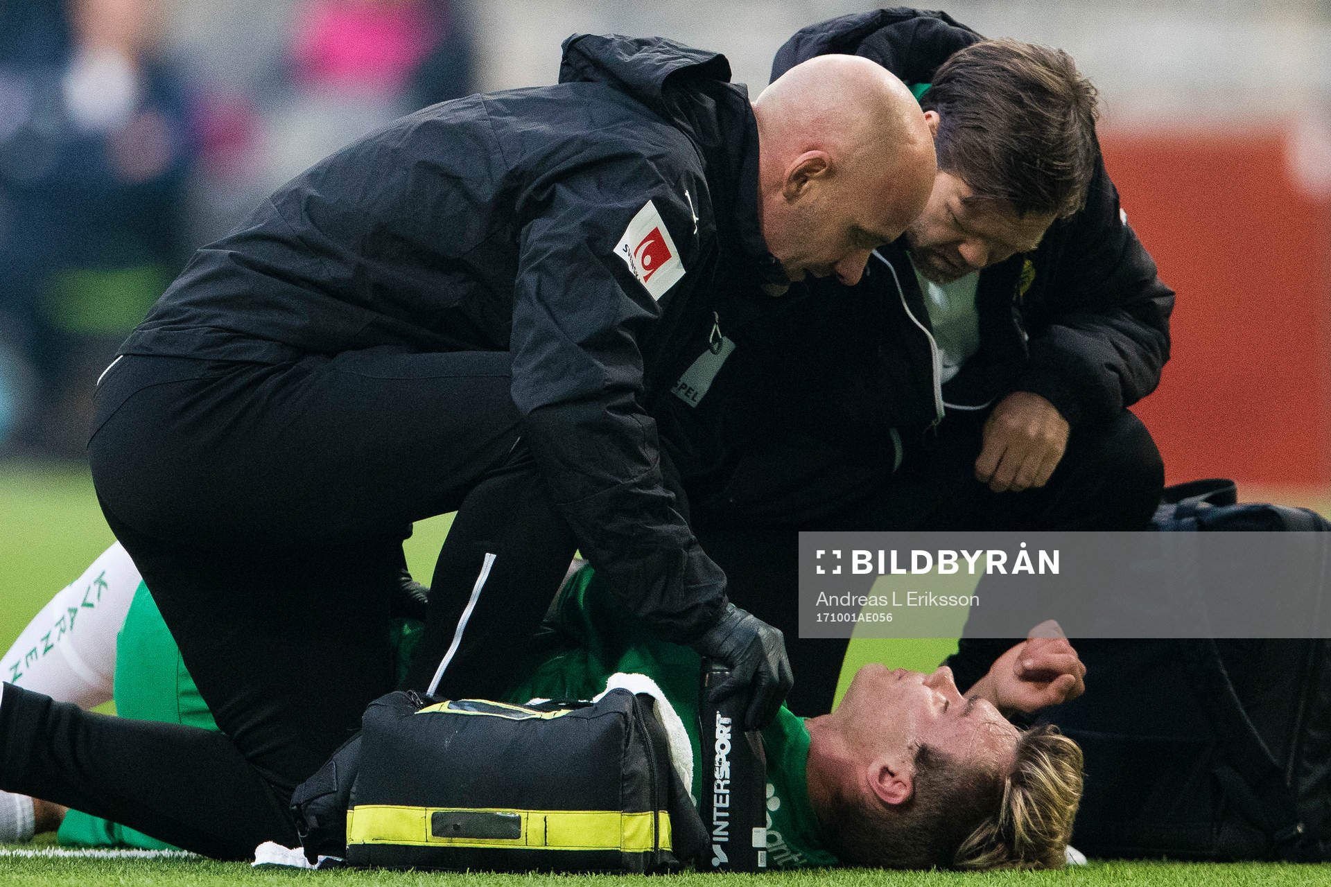 Hammarbys Marcus Degerlund blir omhändertagen av Hammarbys