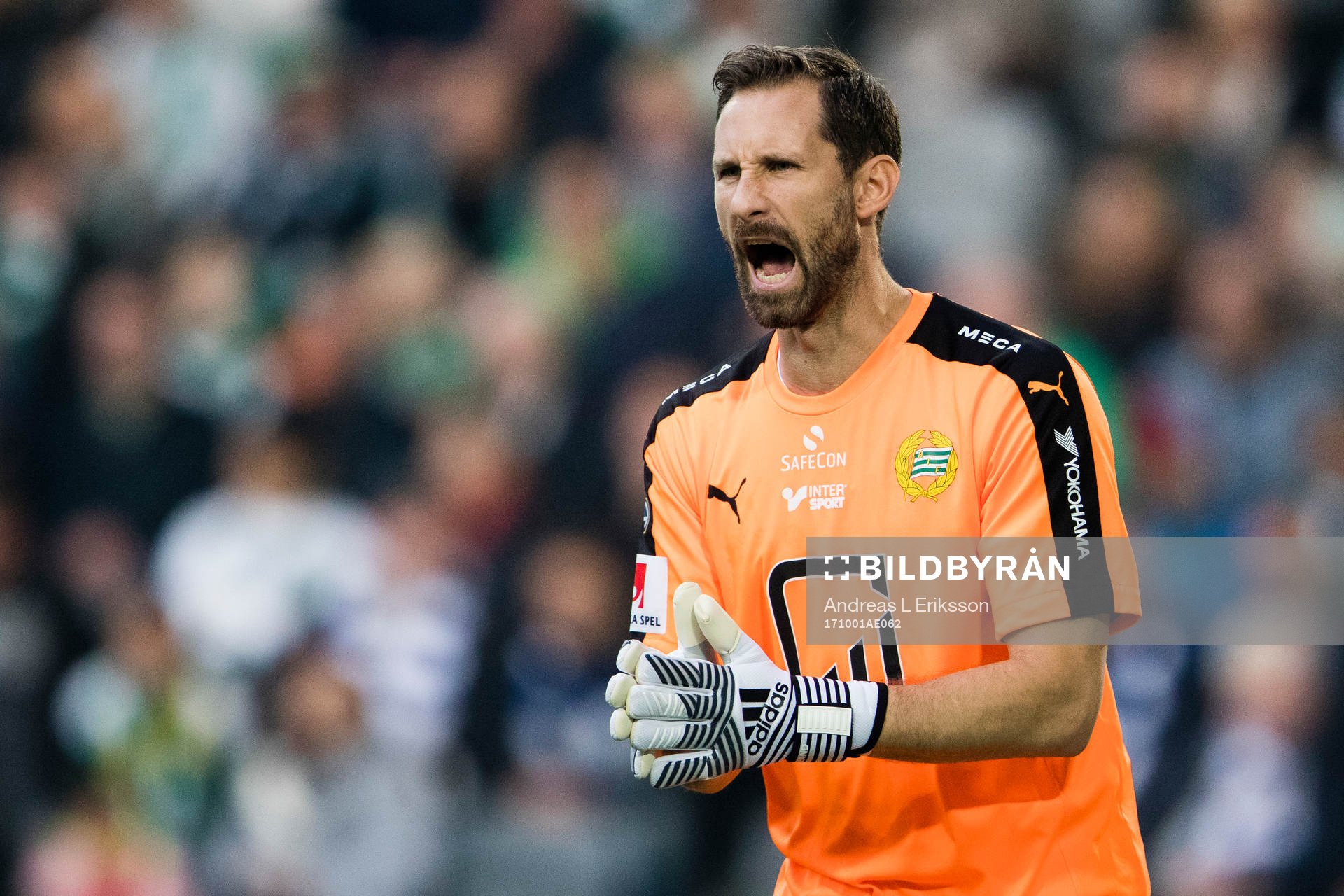 Hammarbys målvakt Johan Wiland reagerar