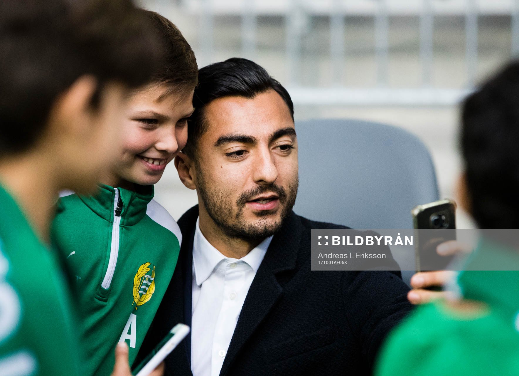 Hammarbys Jiloan Hamad tar en selfie med en knatte innan
