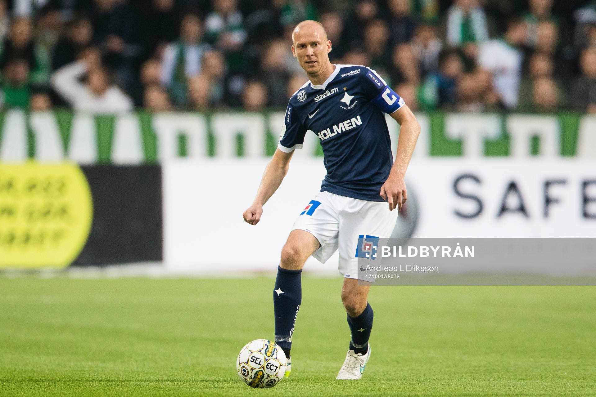 Norrköpings Andreas Johansson med bollen