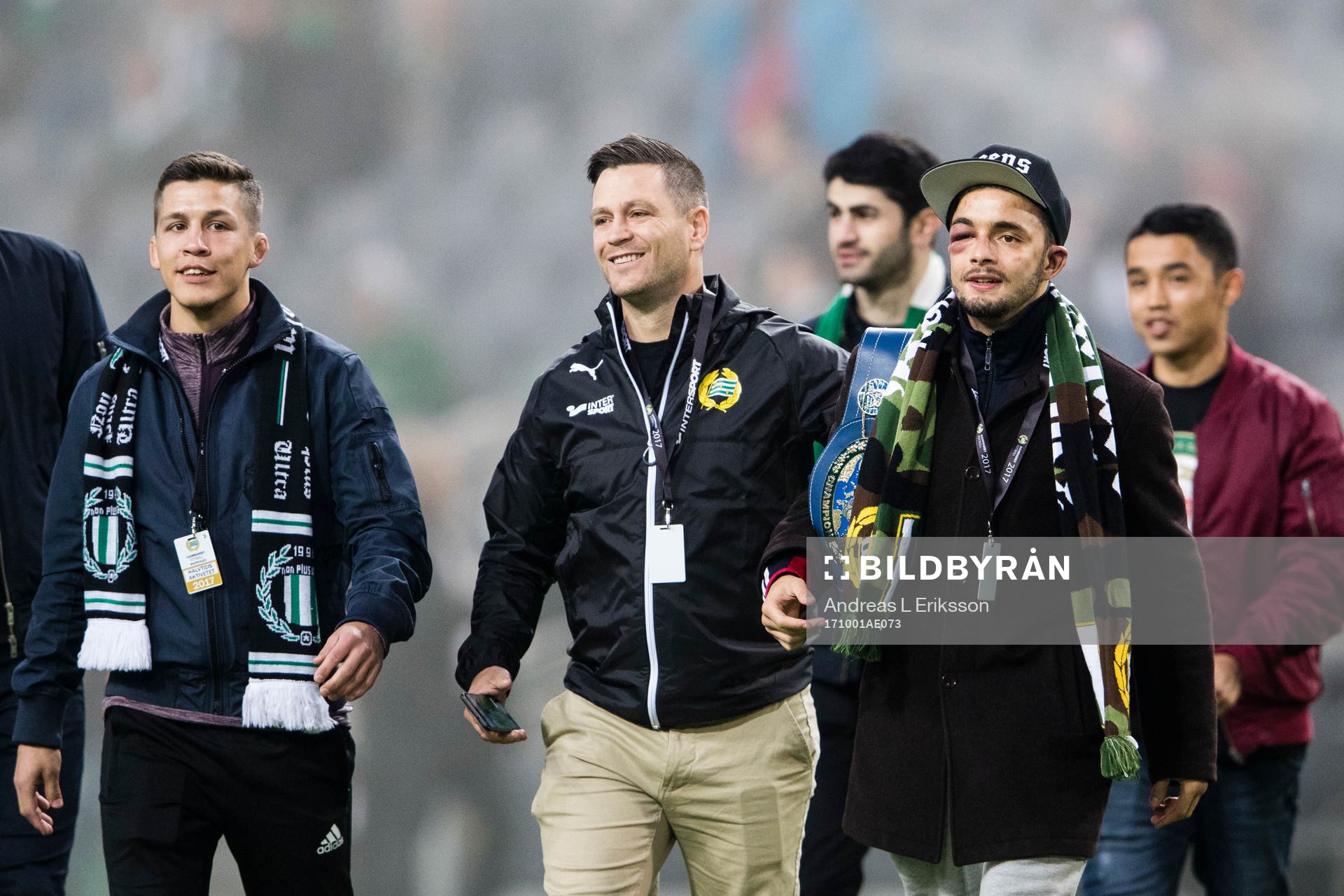 Hammarbyboxaren Anthony Yigit visar upp sitt bälte i