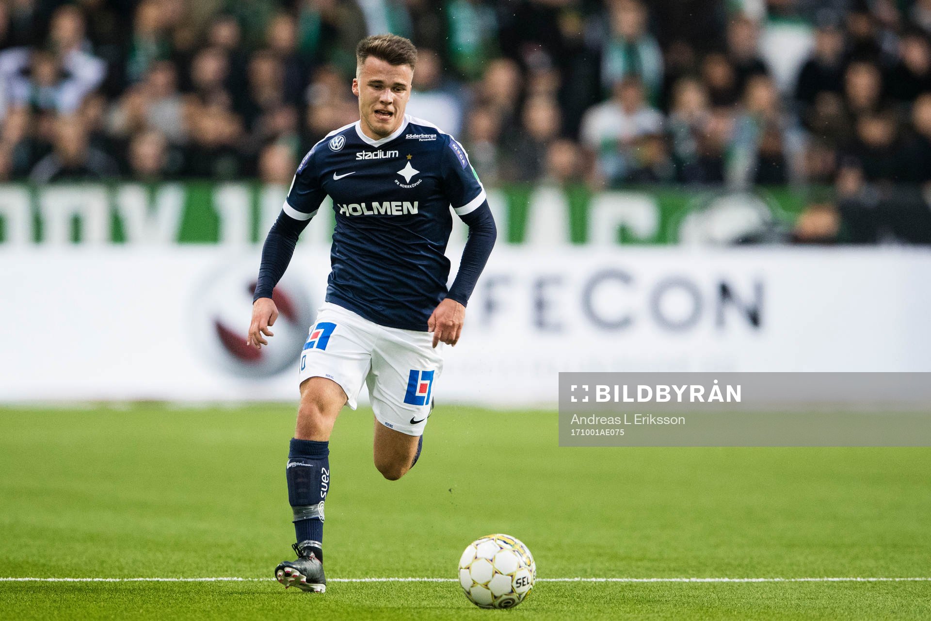 Norrköpings Simon Skrabb med bollen