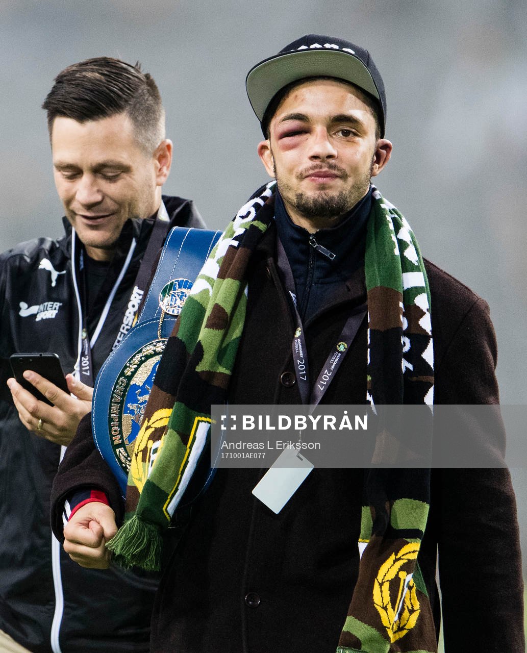 Hammarbyboxaren Anthony Yigit visar upp sitt bälte i