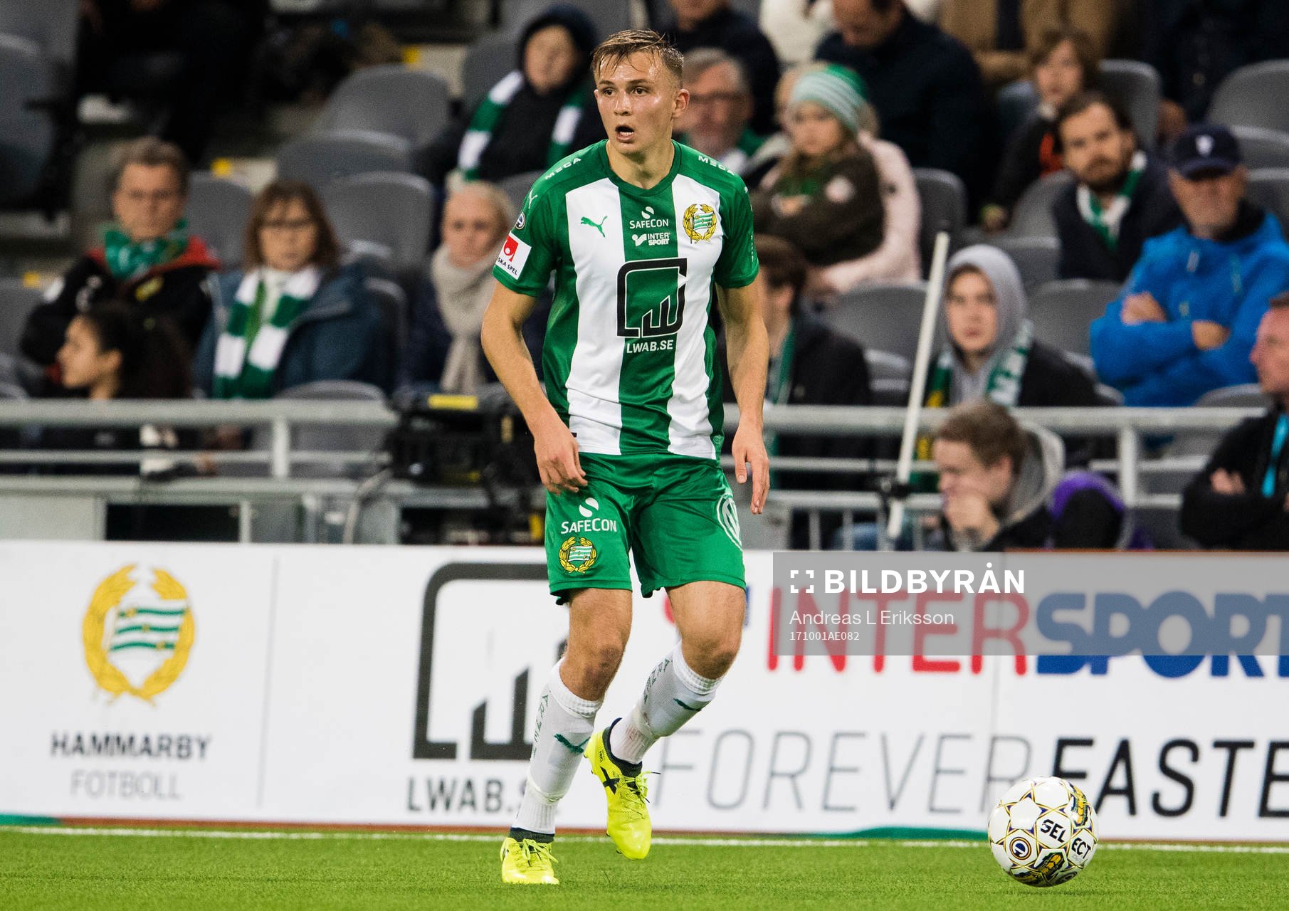 Hammarbys Oscar Krusnell med bollen