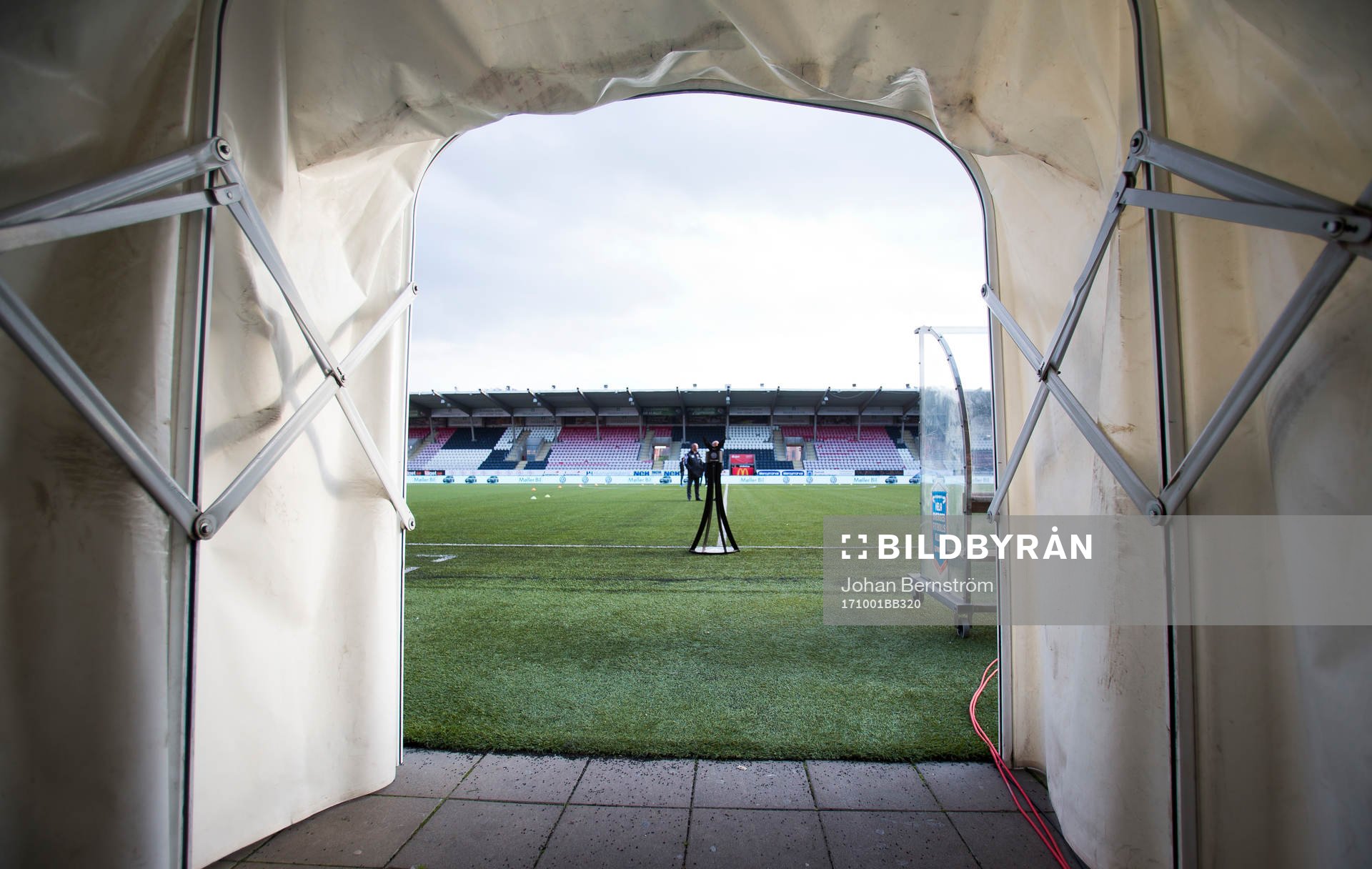 Spelarentrén till planen på Behrn Arena