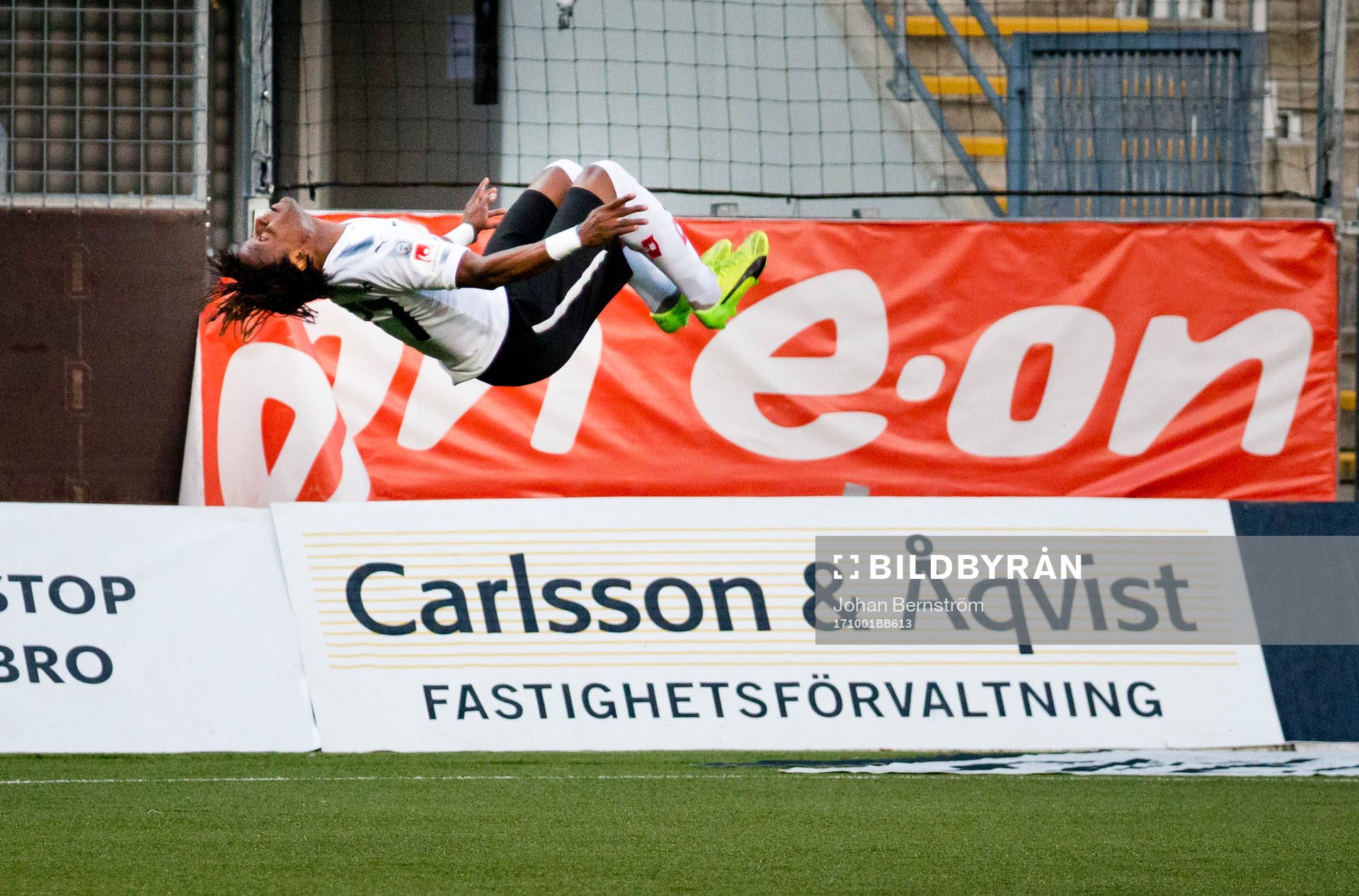 Örebros Kennedy Igboananike gör 1-0 och jublar
