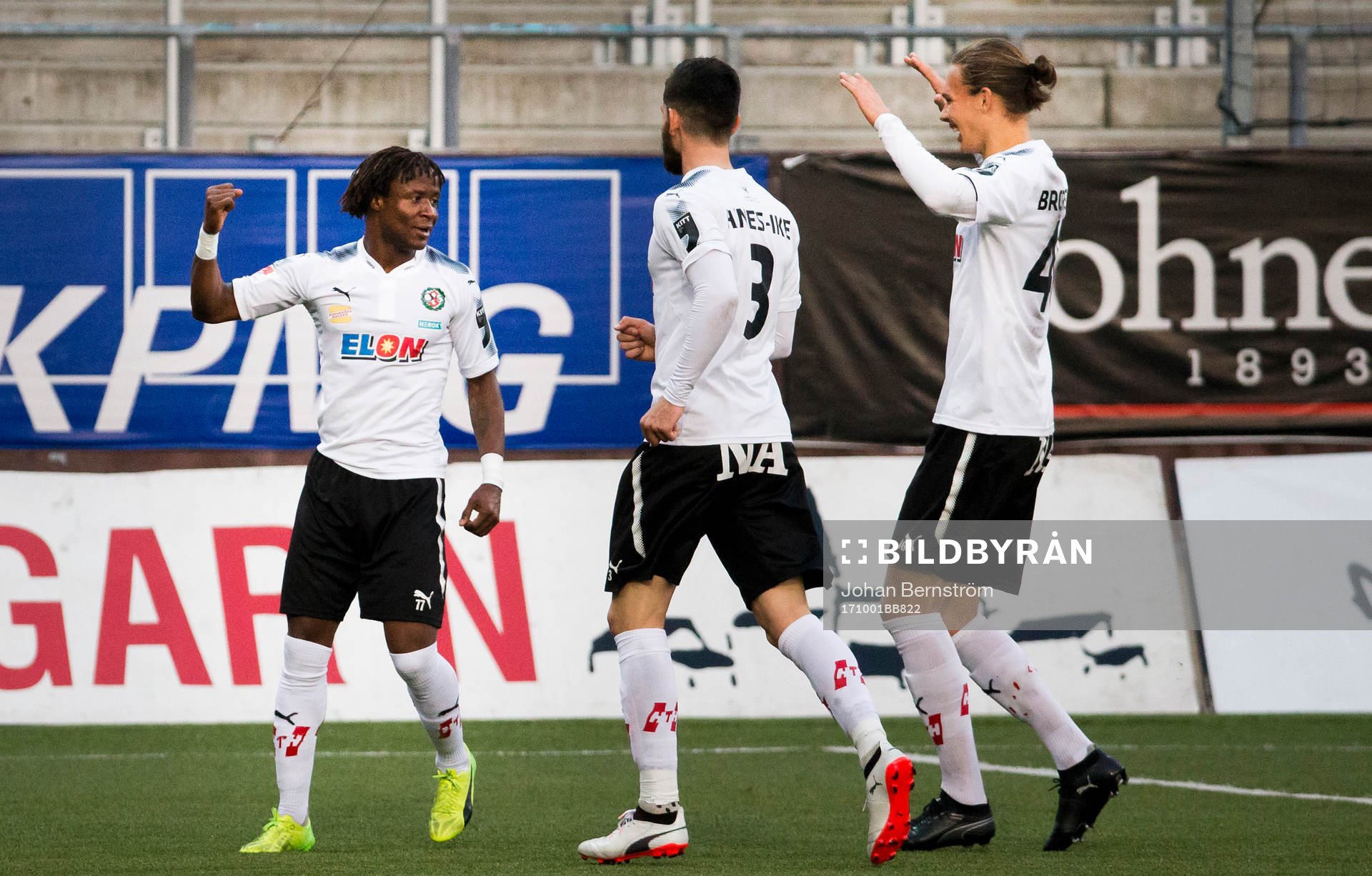 Örebros Kennedy Igboananike gör 1-0 och jublar med