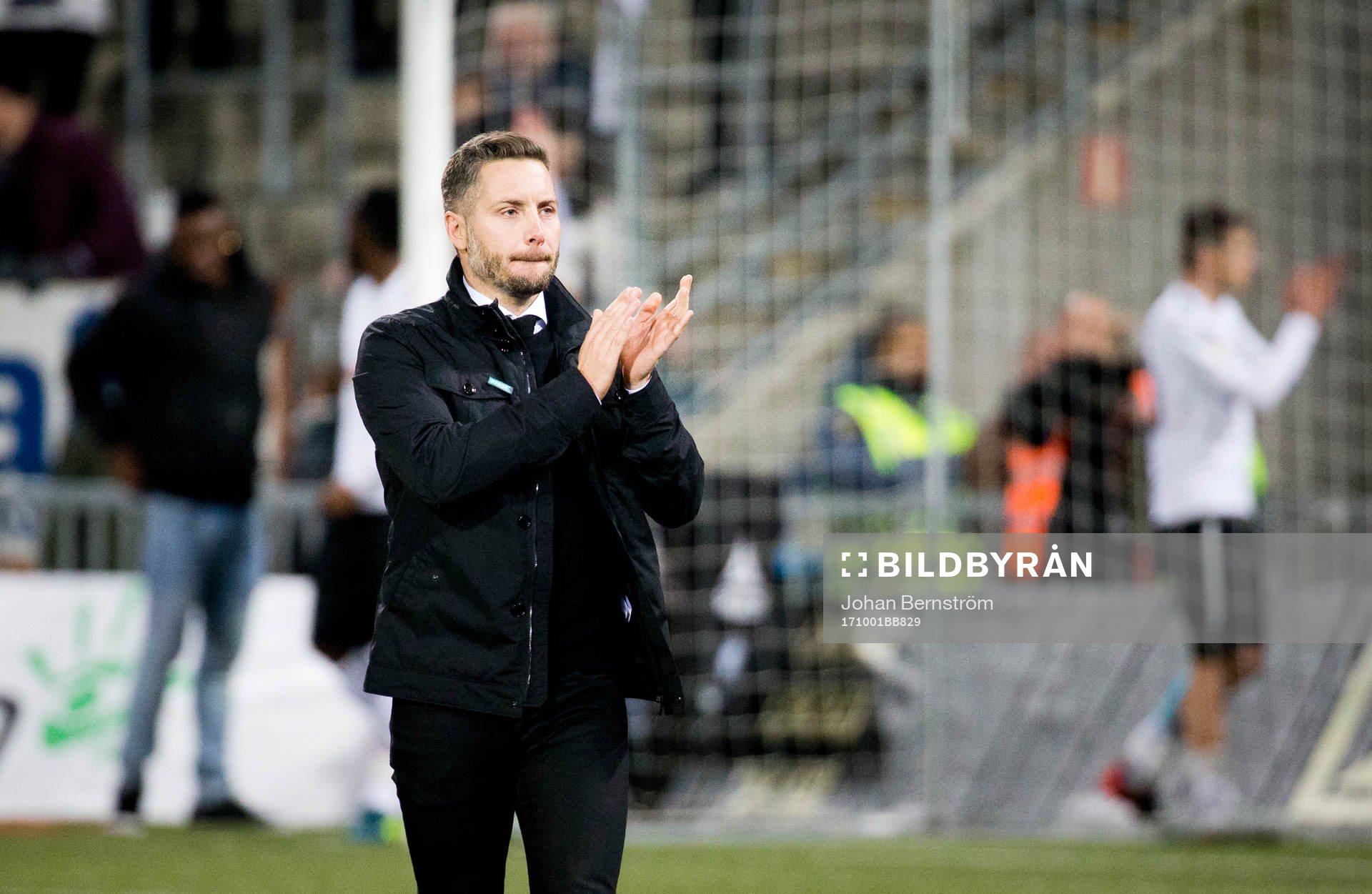 Örebros tränare Axel Kjäll jublar
