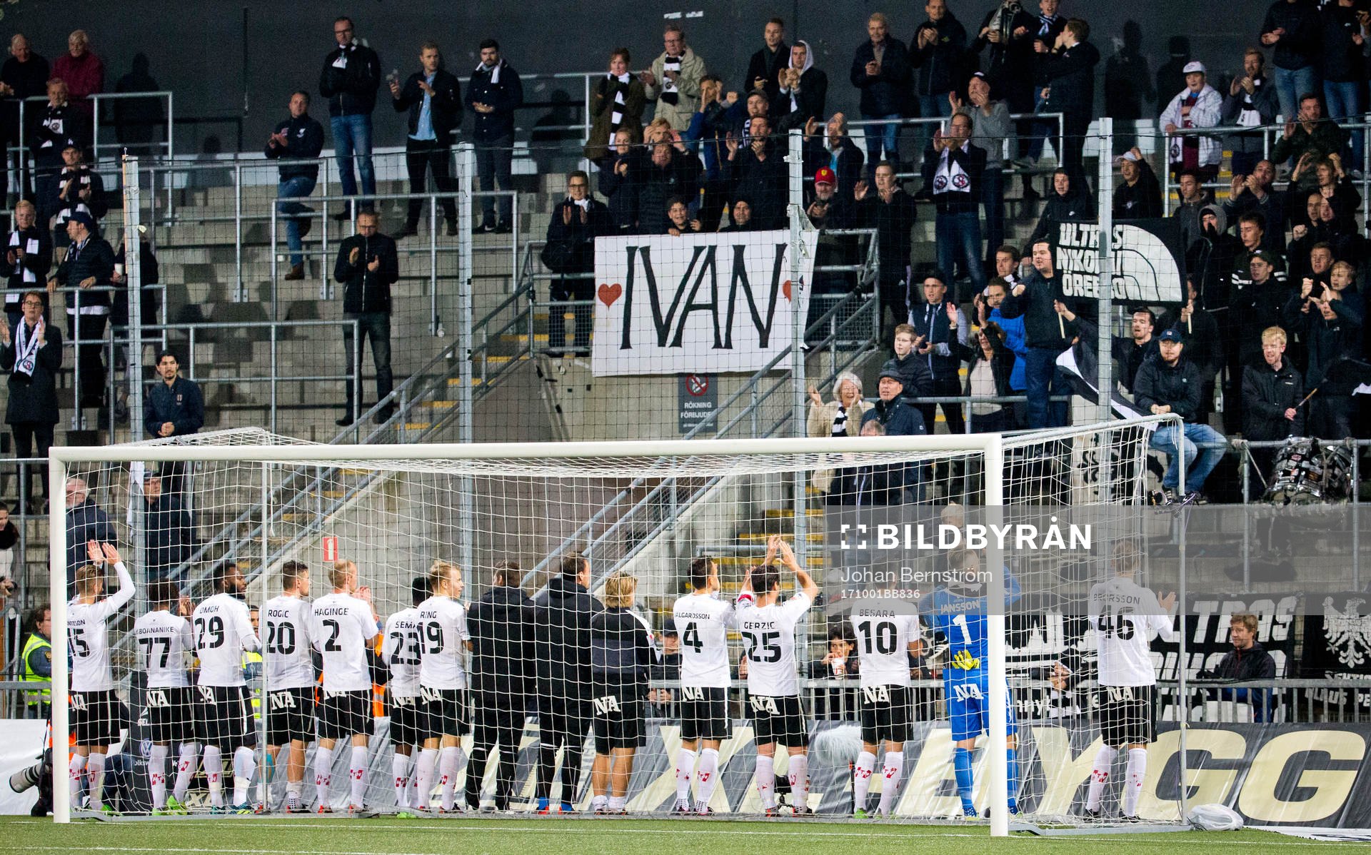 Örebrospelara jublar framför fansen