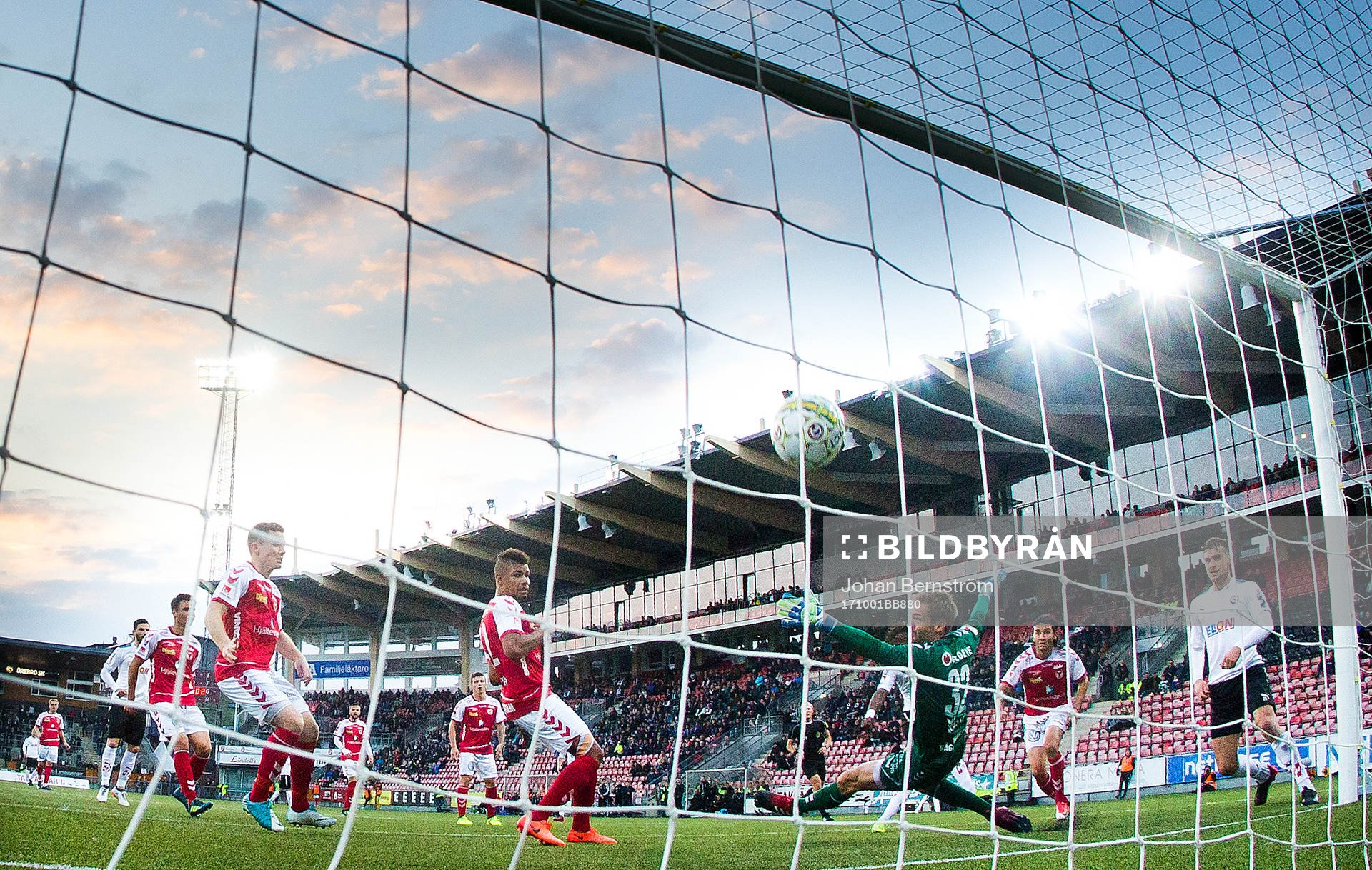 Örebros Kennedy Igboananike gör 1-0 på Kalmars målvakt
